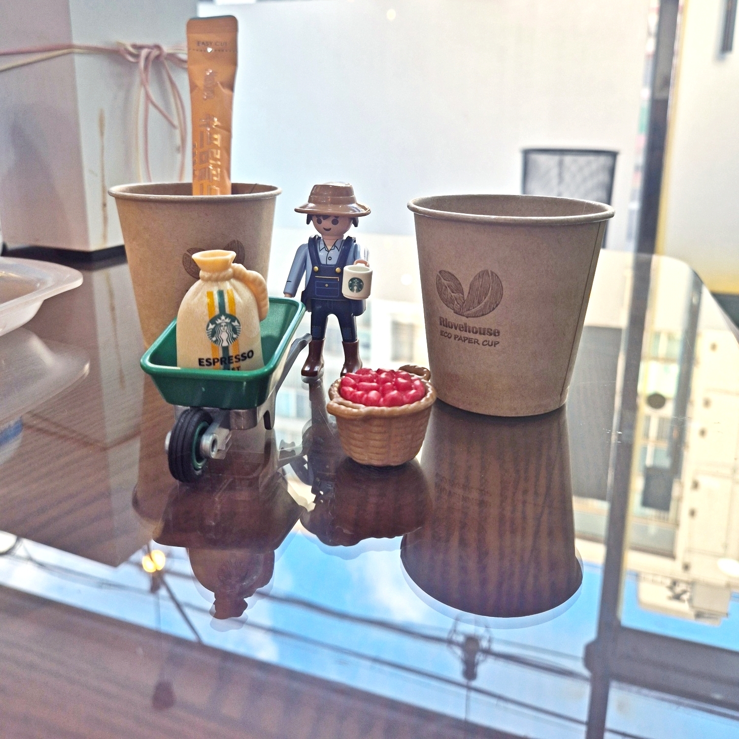 Starbucks x Playmobil Buddy Vitor 착용 스타일