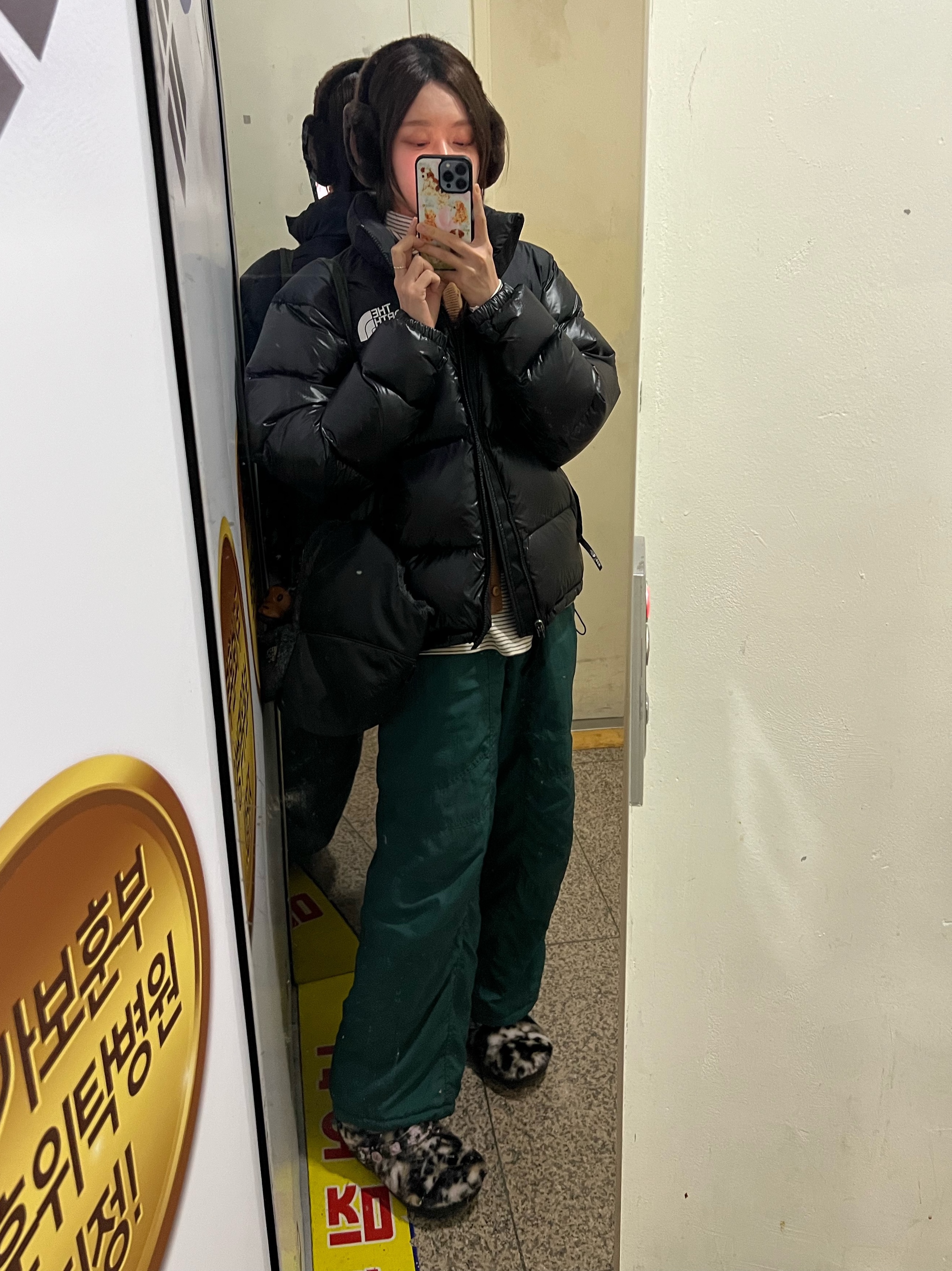 (W) UGG Embroidered Logo Earmuff Burnt Cedar, The North Face 1996 Eco Nuptse Jacket Real Black 착용 스타일