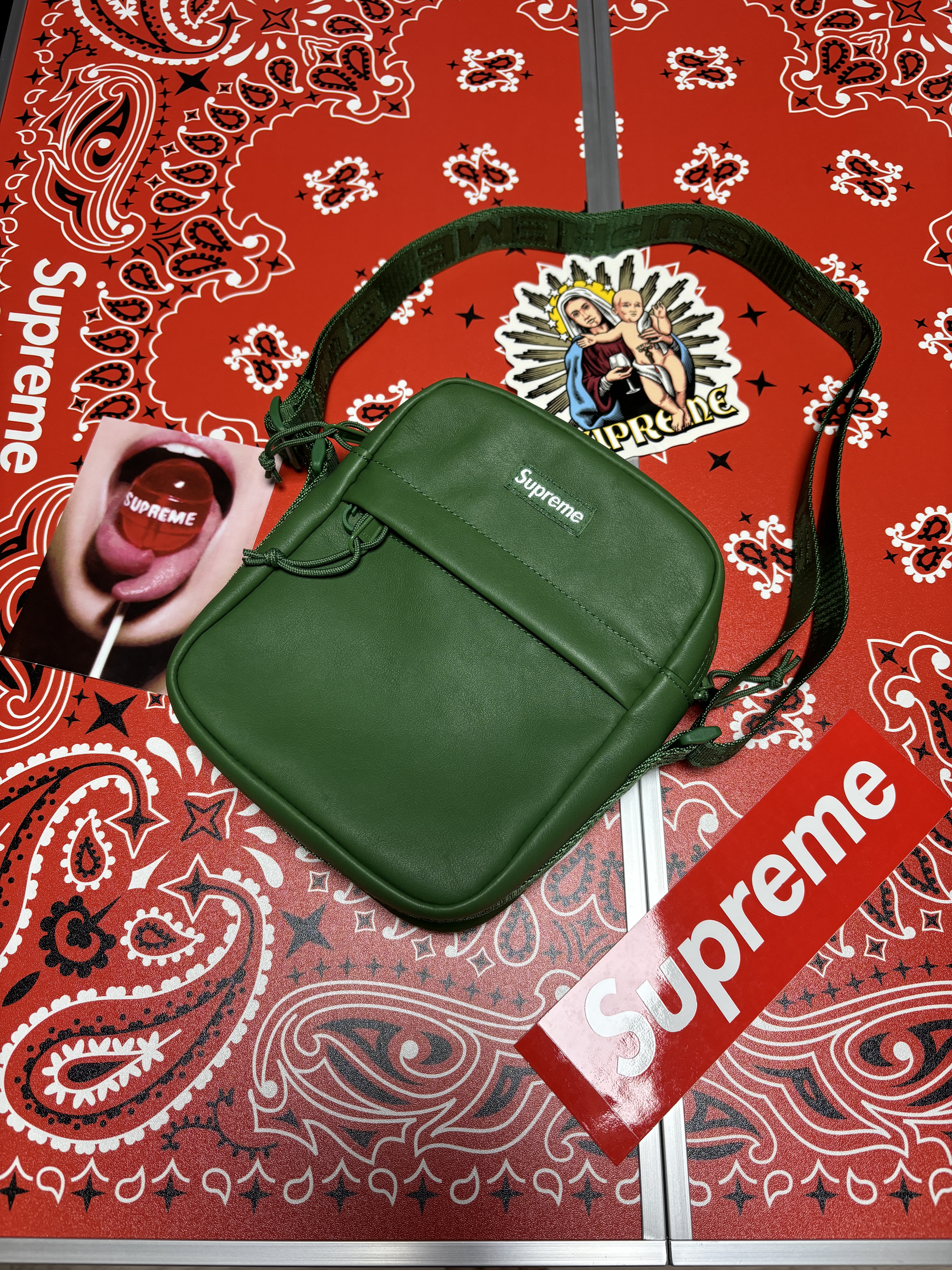 Supreme Small Box L/S T-Shirt Cheetah - 24FW, Supreme Leather Shoulder Bag Green - 24FW 착용 스타일 - 2