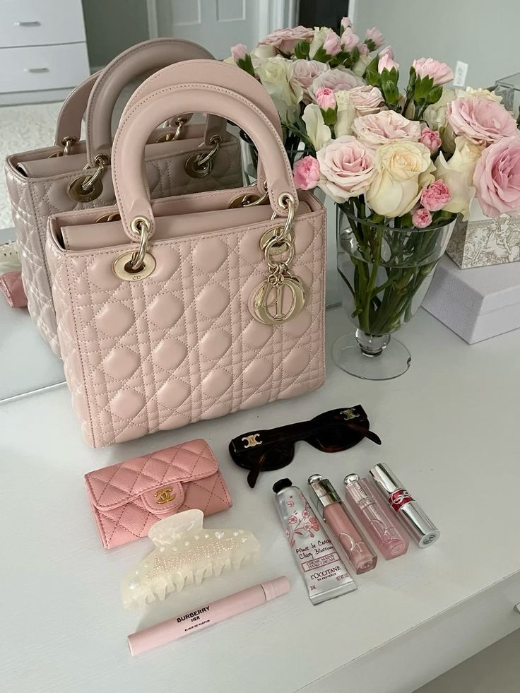 Dior Small Lady Bag Powder Pink, (W) Celine Triomphe 01 Sunglasses in Acetate Blonde Havana 착용 스타일 - 1