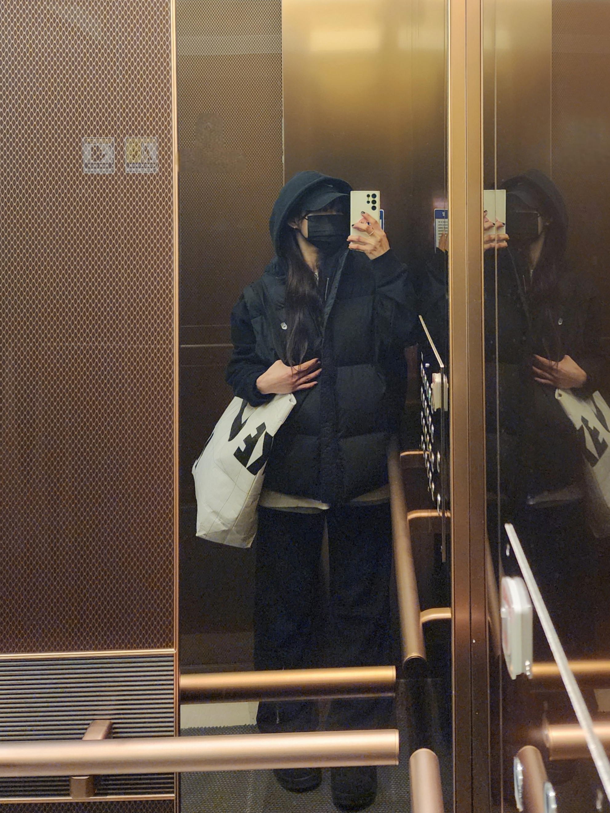 Adidas Puffylette Core Black Pulse Amber, Nike NSW Club Primaloft Water-Repellent Puffer Vest Black - Asia 착용 스타일