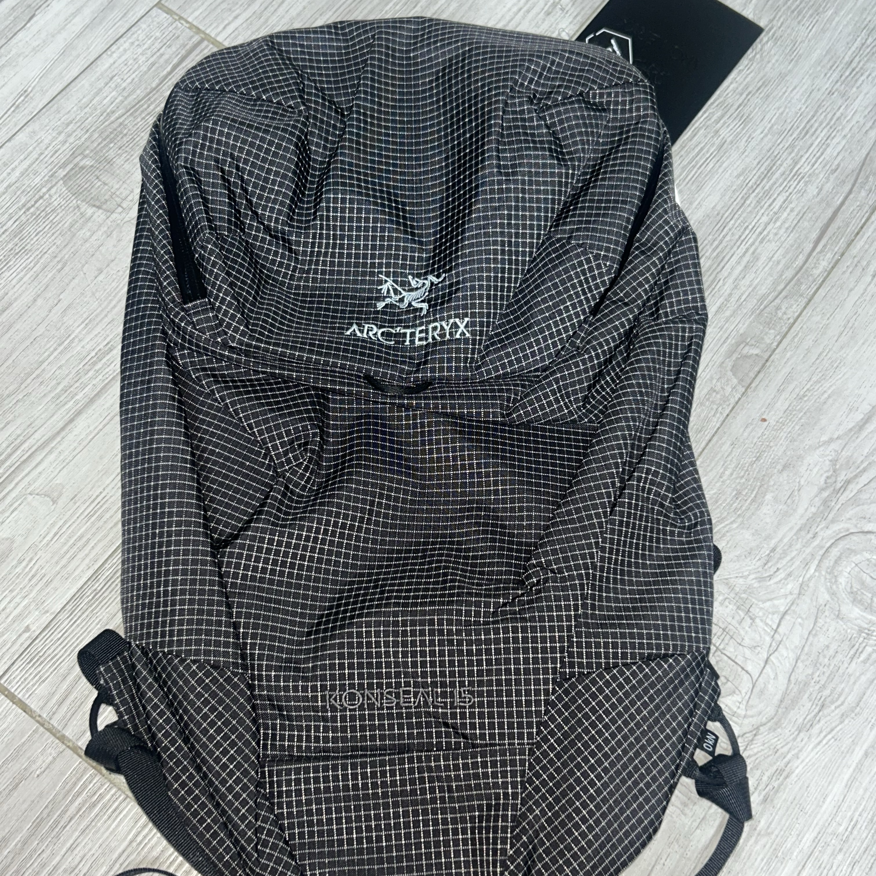 Arc'teryx Konseal 15 Backpack Black 착용 스타일