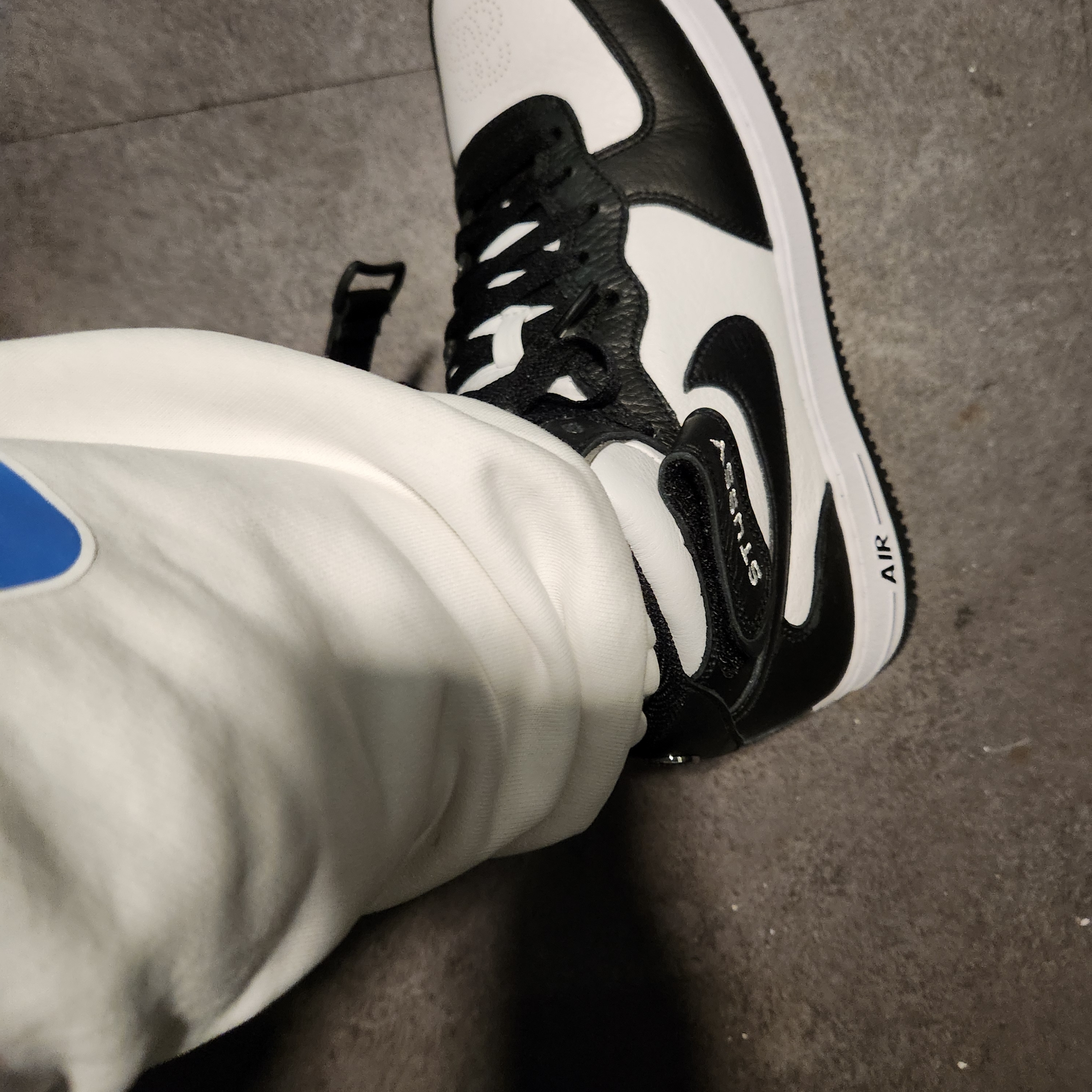 Nike x Stussy Air Force 1 '07 Mid SP Black and Light Bone 착용 스타일