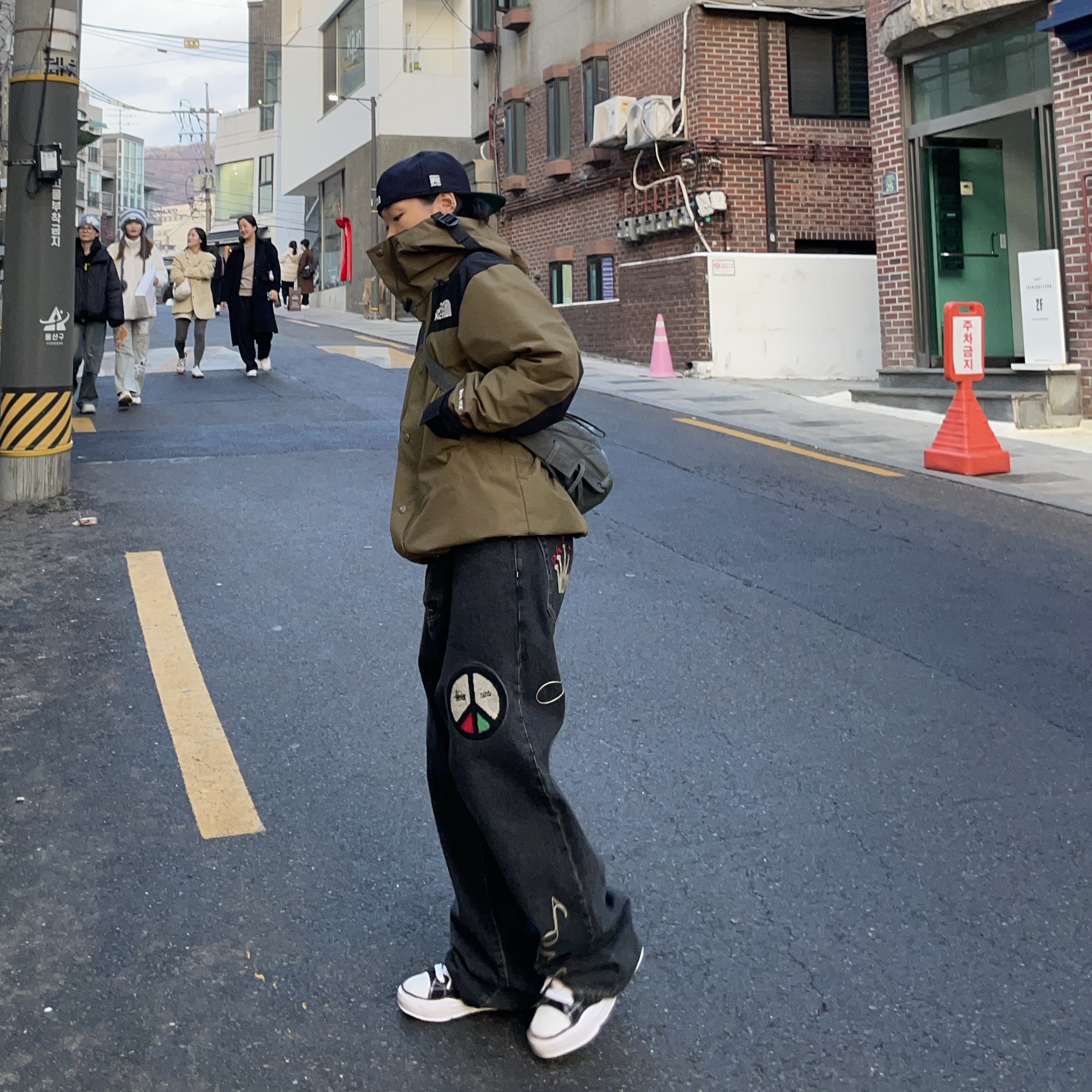 Stussy x Patta Big OL' Jean Black, Maison Mihara Yasuhiro Peterson OG Sole Canvas Low Sneakers Black 착용 스타일 - 3