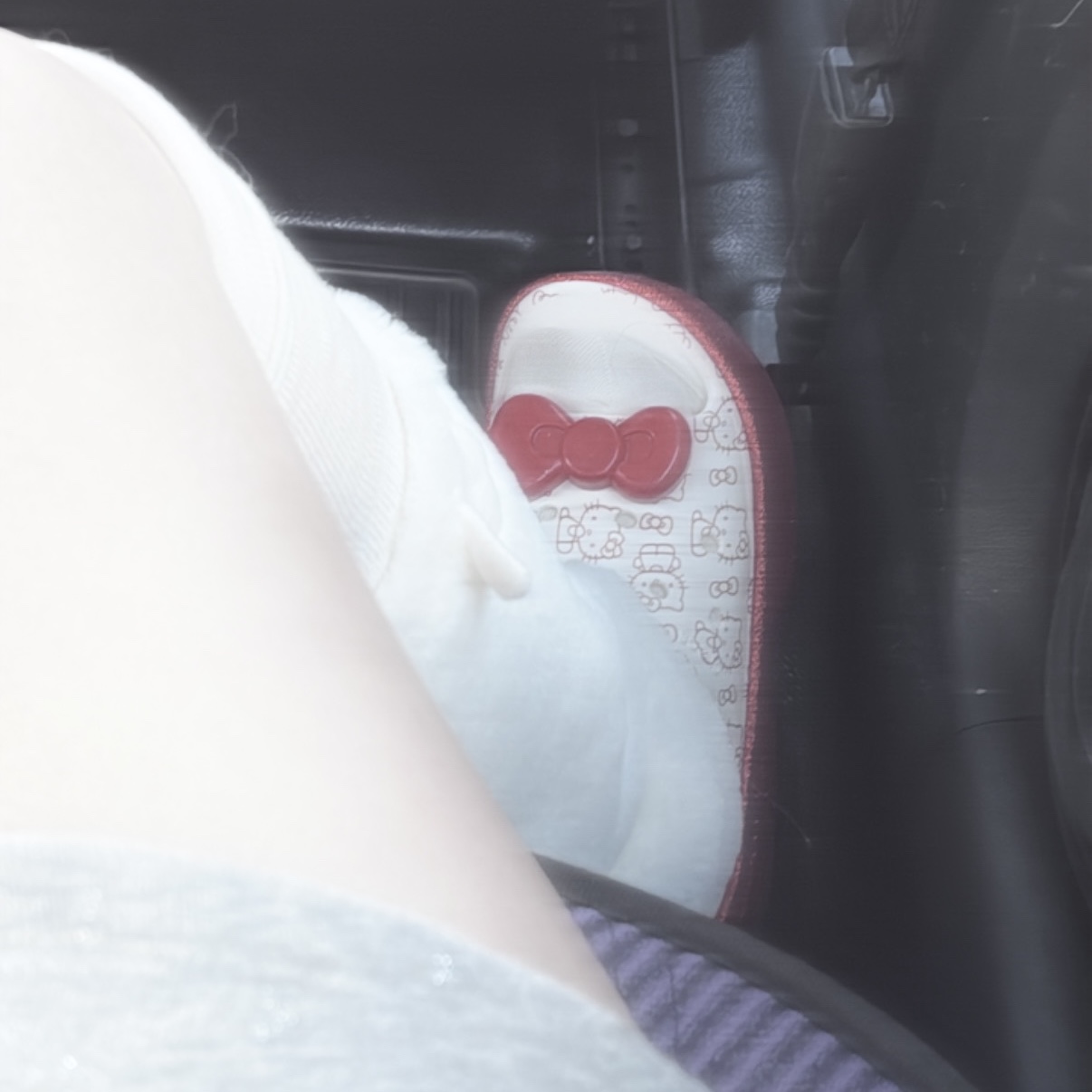 Crocs x Hello Kitty Stomp Slide White Red 착용 스타일 - 2
