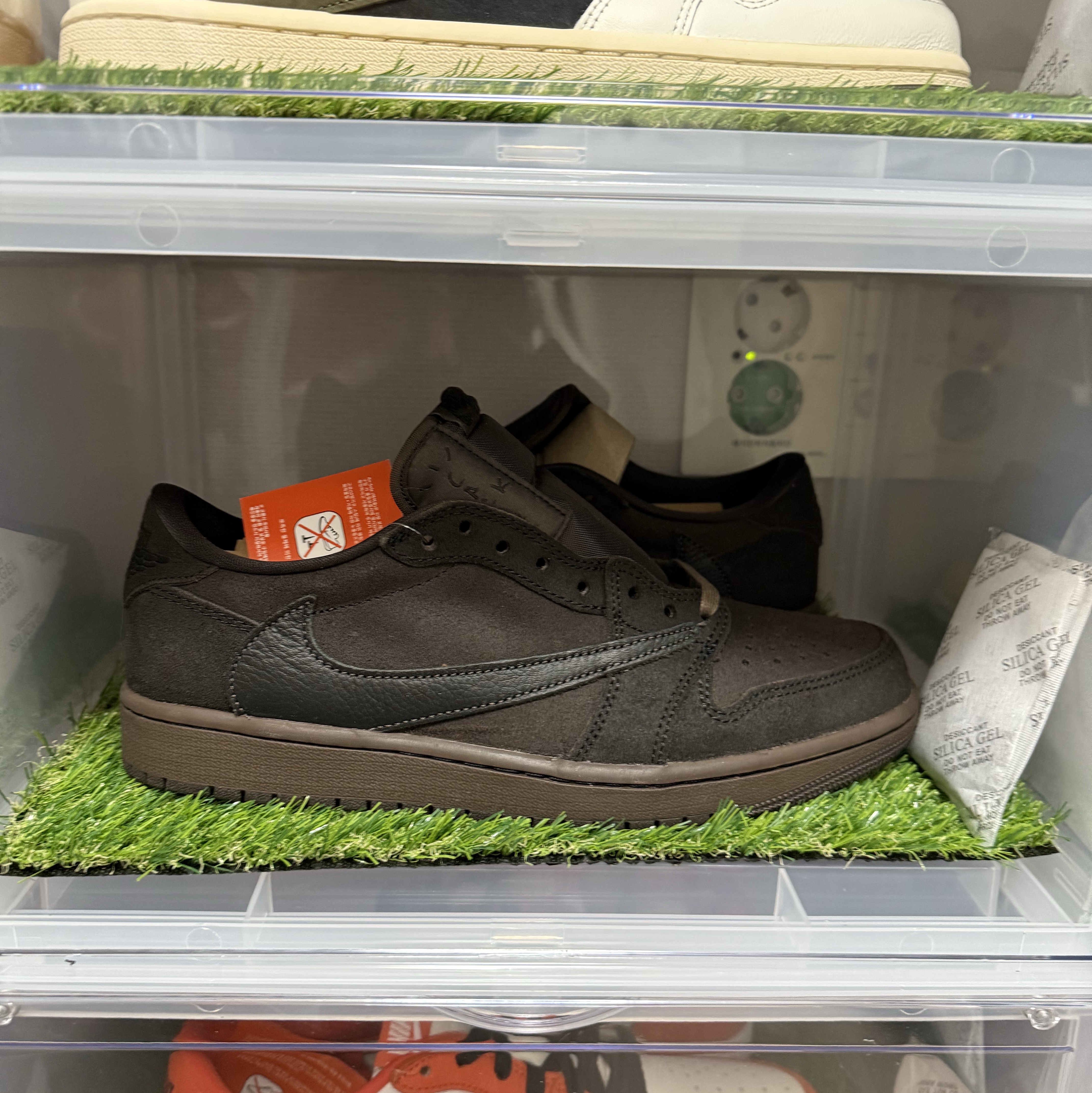 Jordan 1 x Travis Scott Retro Low OG SP Velvet Brown and Dark Mocha 착용 스타일 - 2