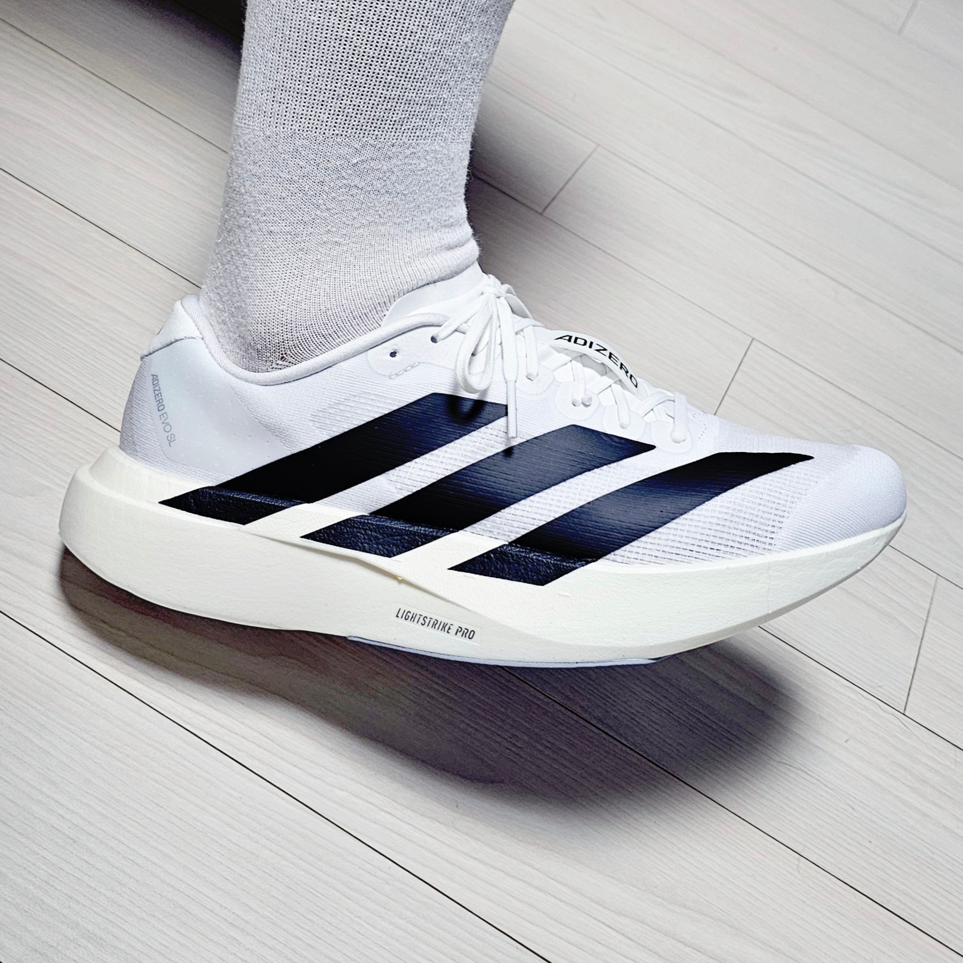 Adidas Adizero EVO SL Cloud White Core Black 착용 스타일 - 2