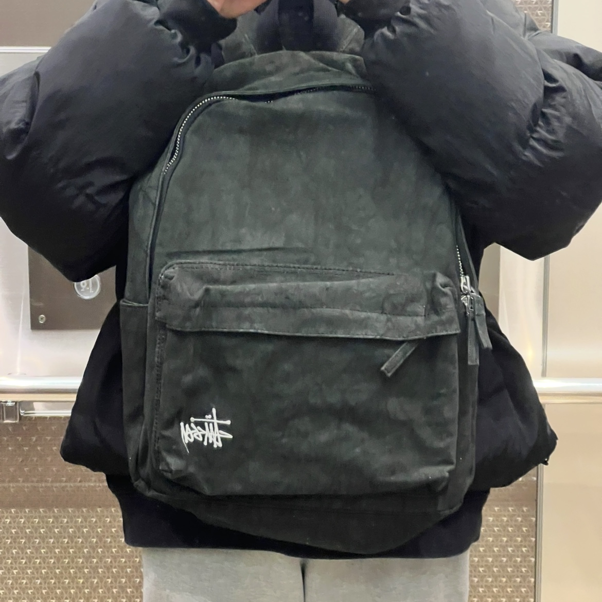Stussy Canvas Backpack Washed Black 착용 스타일 - 3