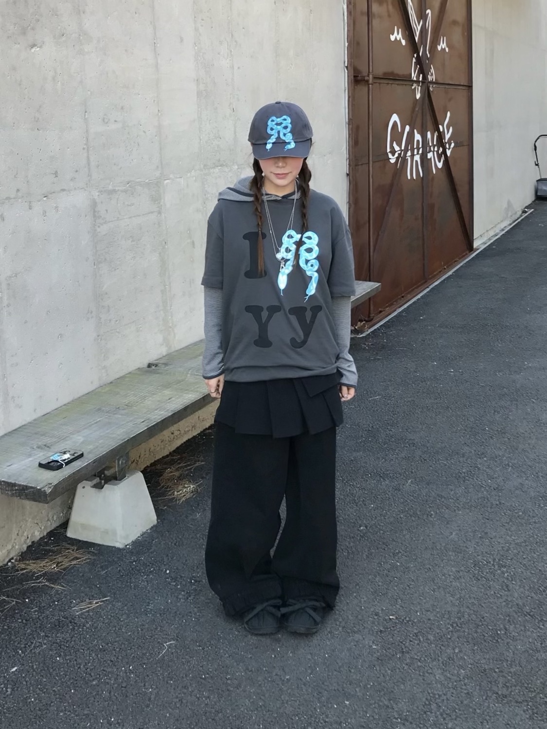 Open Yy Blue Ribbon Snake Ball Cap Charcoal, Open Yy Blue Ribbon Snake T-Shirt Charcoal 착용 스타일 - 2