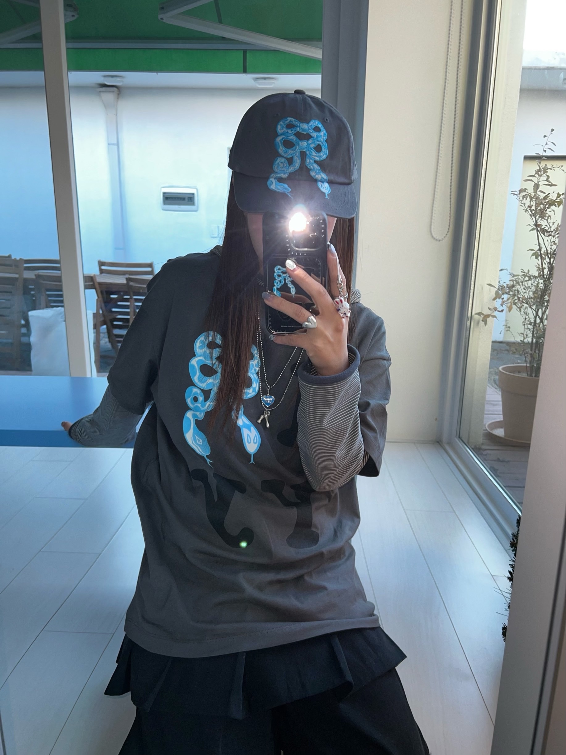 Open Yy Blue Ribbon Snake T-Shirt Charcoal, Open Yy Blue Ribbon Snake Ball Cap Charcoal 착용 스타일