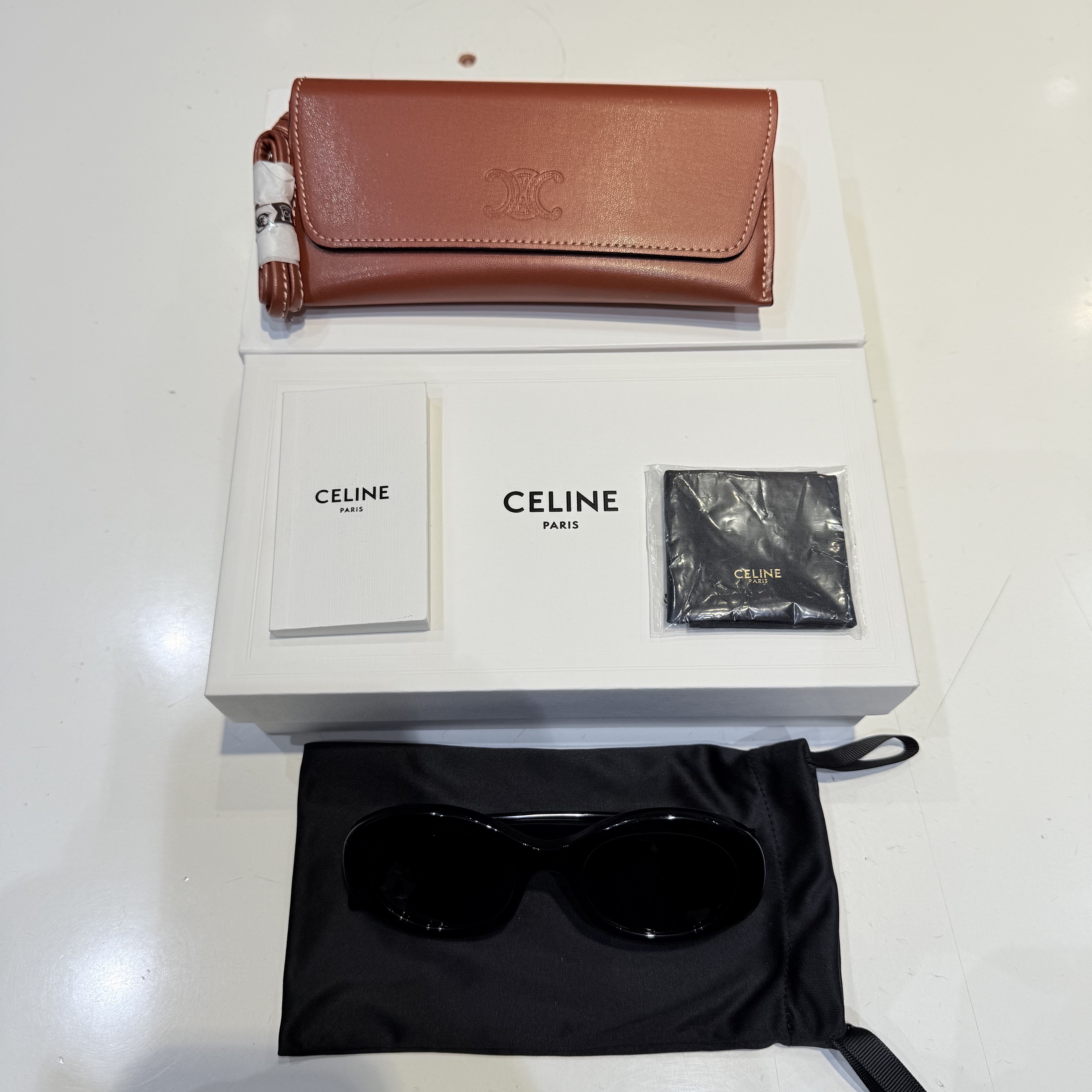 (W) Celine Triomphe 01 Sunglasses in Acetate Black 착용 스타일 - 2