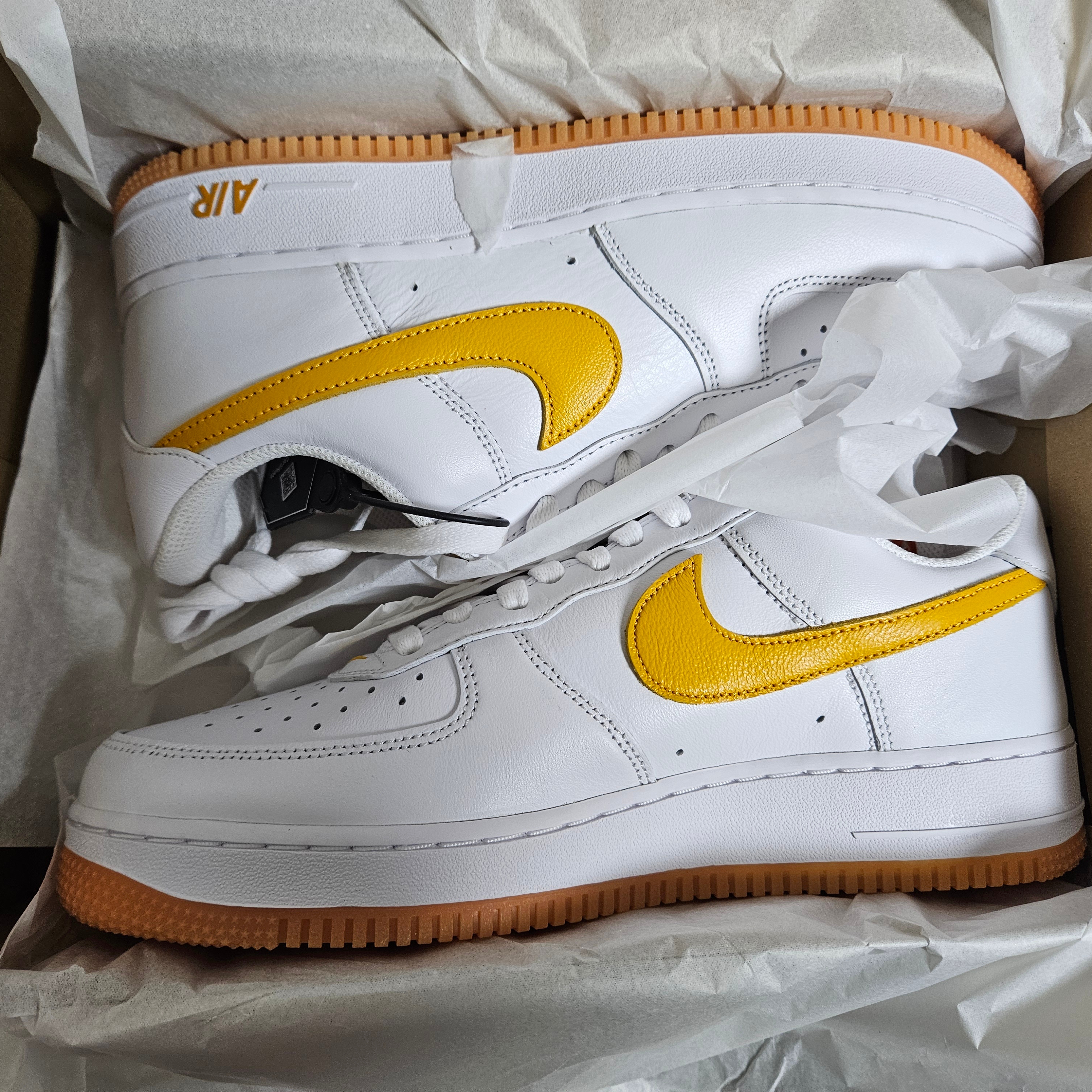 Nike Air Force 1 Low Retro QS University Gold 착용 스타일