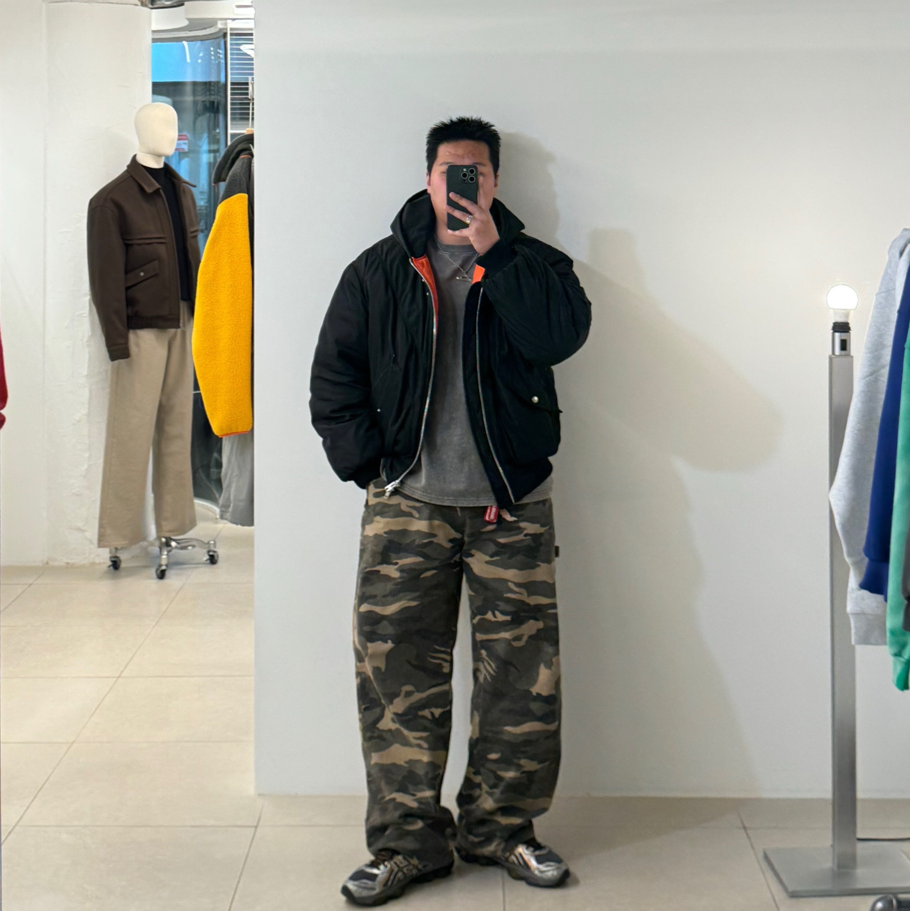 Supreme Floating Keychain Red - 23FW, Asics Gel-Quantum Kinetic Carbon Pure Gold 착용 스타일