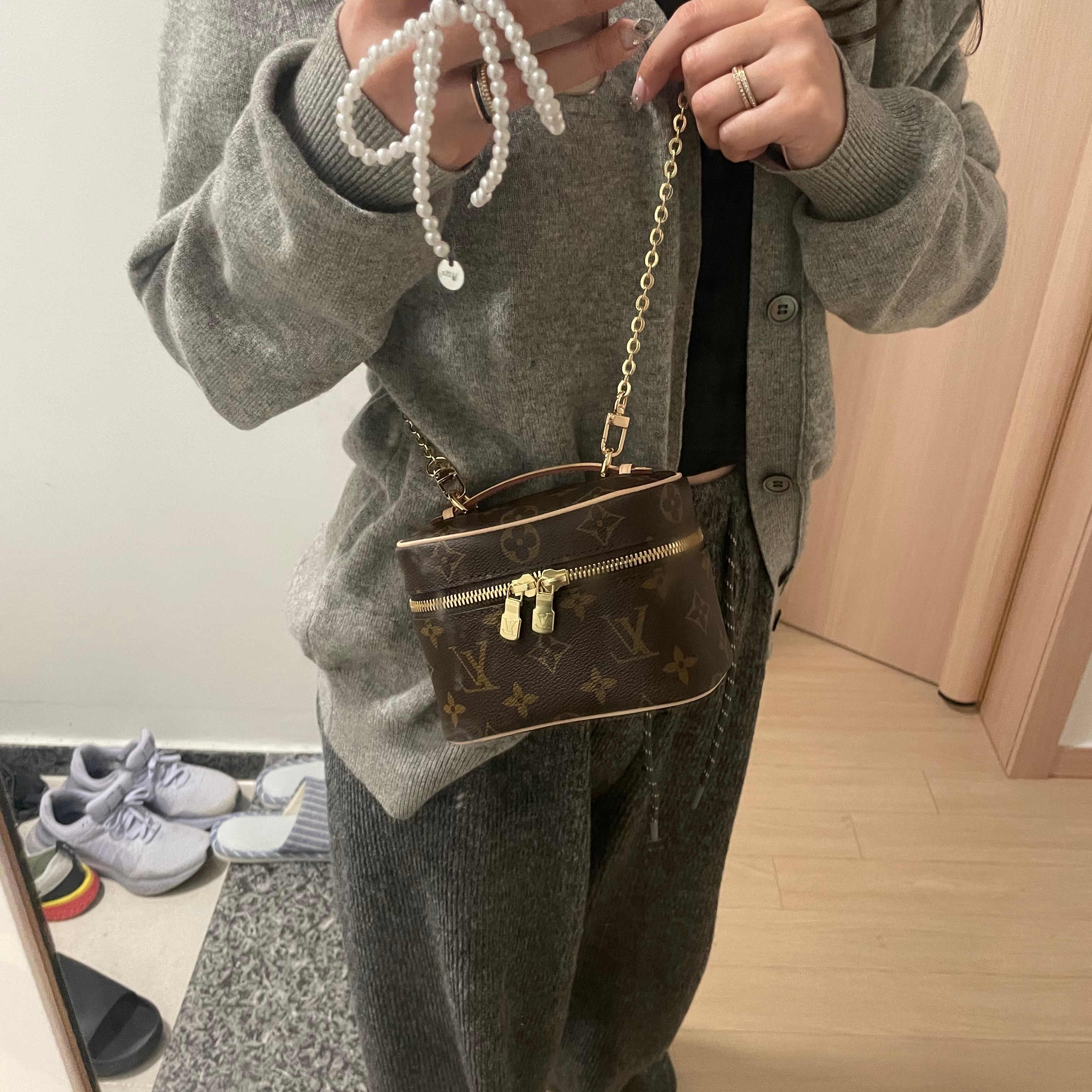 Louis Vuitton Nice Nano Toiletry Pouch Monogram 착용 스타일