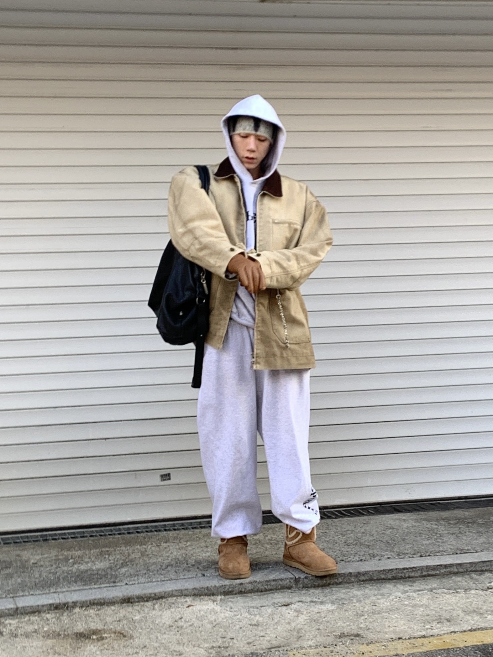 UGG x Telfar Logo Mini Chestnut 착용 스타일 - 3