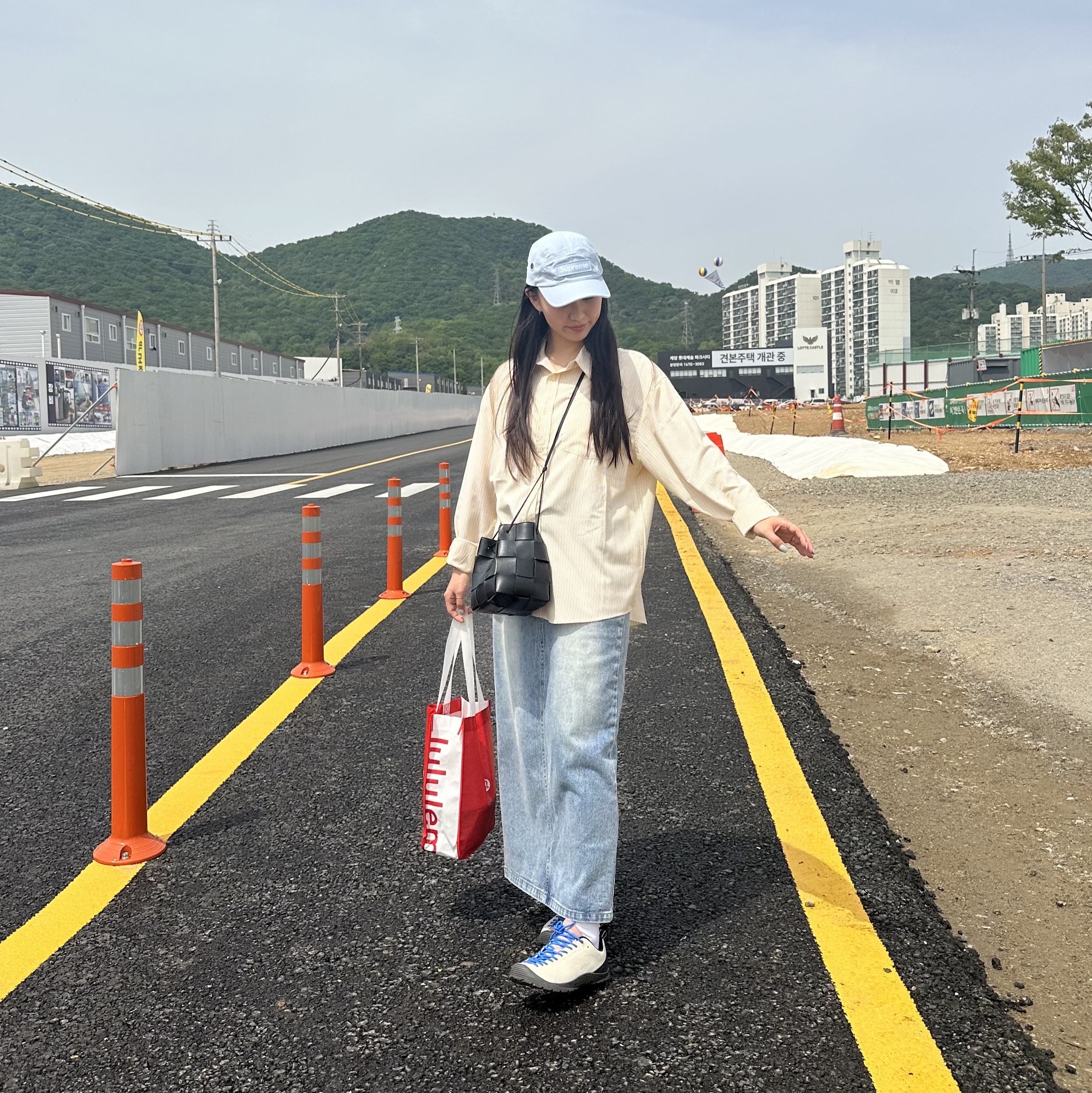 (W) Keen Jasper Suede Sneakers Birch Fawn, Bottega Veneta Small Leather Cassette Bucket Bag Black 착용 스타일 - 3