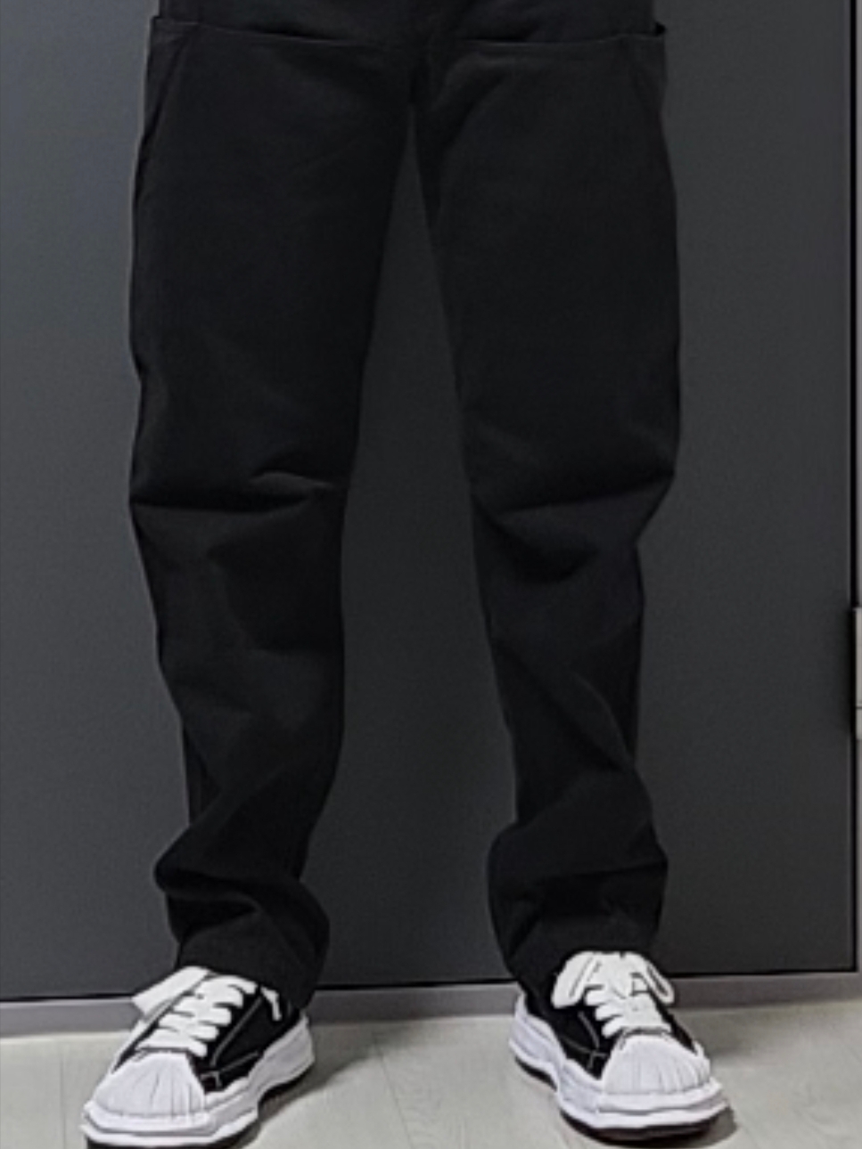 Maison Mihara Yasuhiro Blakey OG Sole Canvas Low-top Sneakers Black White, Yeezy Gap Engineered By Balenciaga Sateen Cargo Pants Black 착용 스타일 - 1