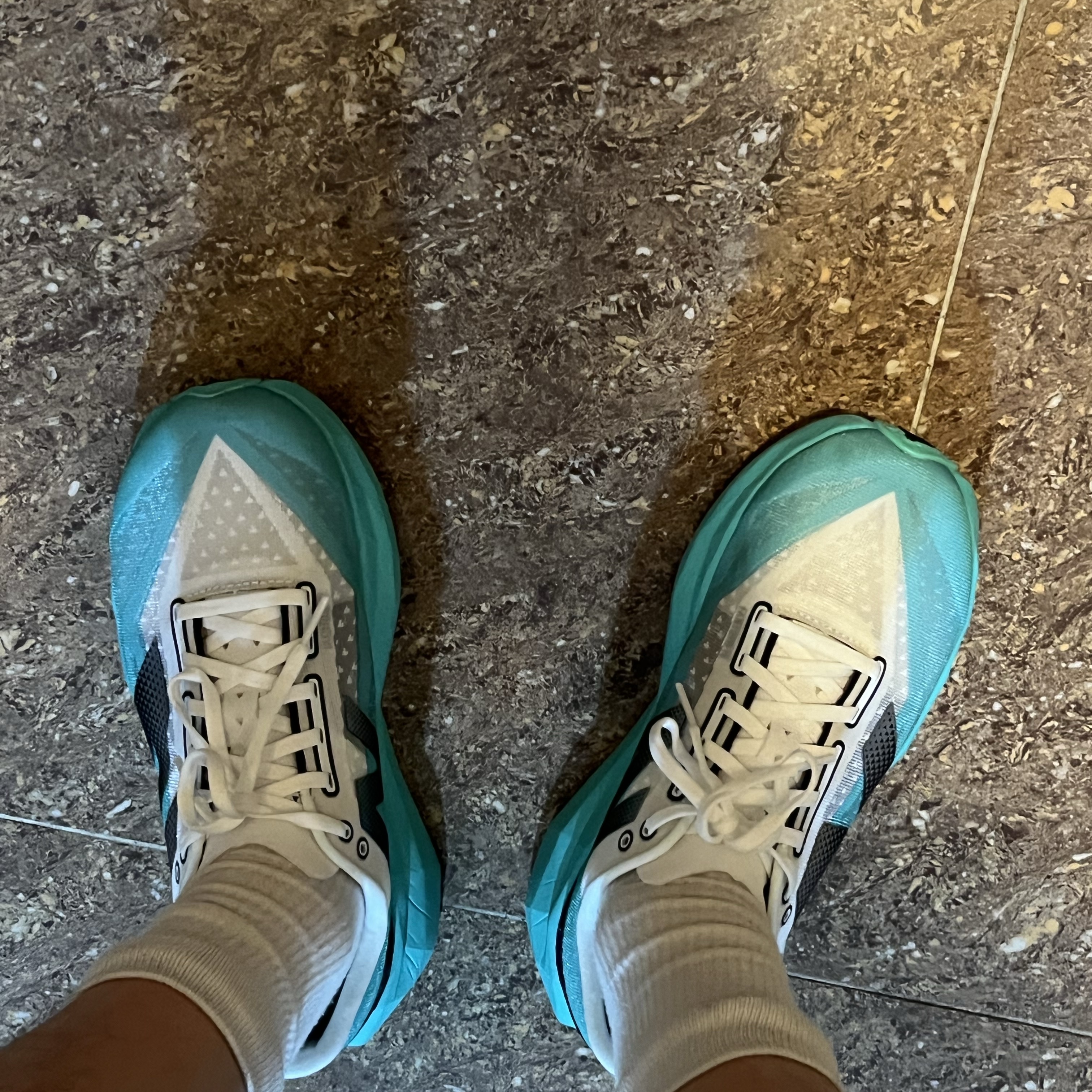New Balance Fuelcell Rebel v4 Cyber Jade White - D Standard 착용 스타일