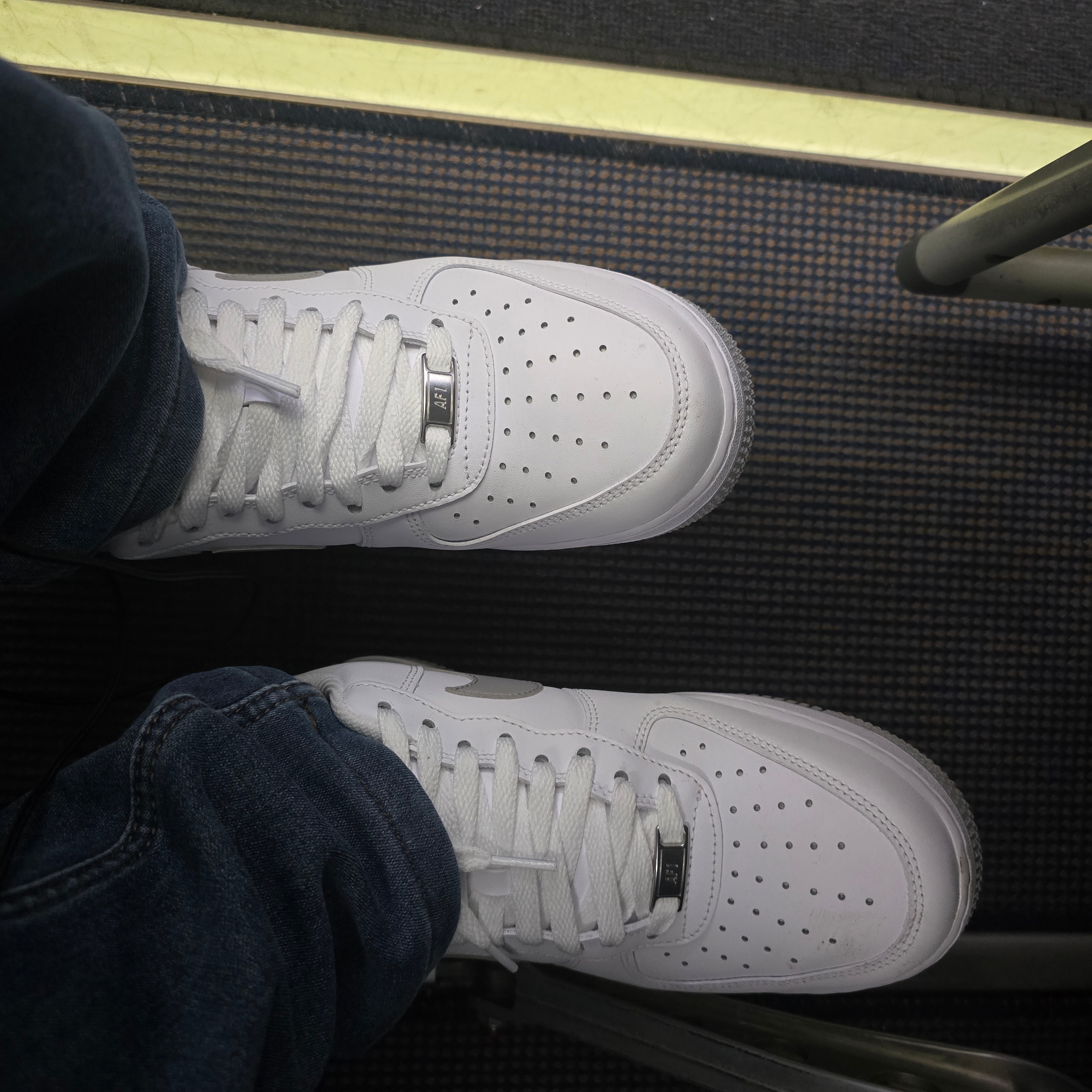Nike Air Force 1 '07 White Light Smoke Grey 착용 스타일