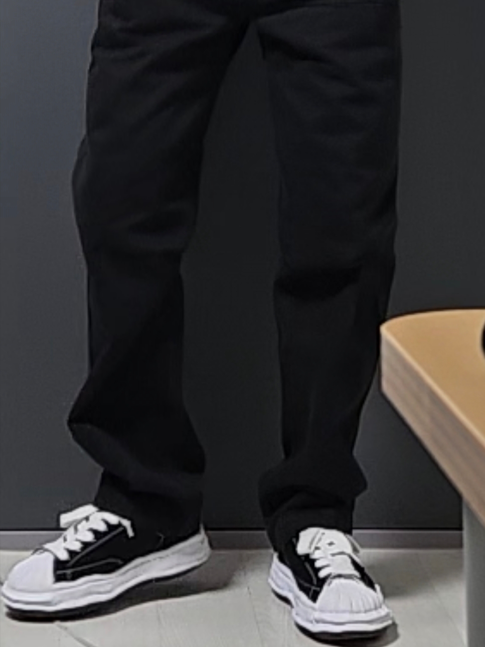 Maison Mihara Yasuhiro Blakey OG Sole Canvas Low-top Sneakers Black White, Yeezy Gap Engineered By Balenciaga Sateen Cargo Pants Black 착용 스타일 - 5