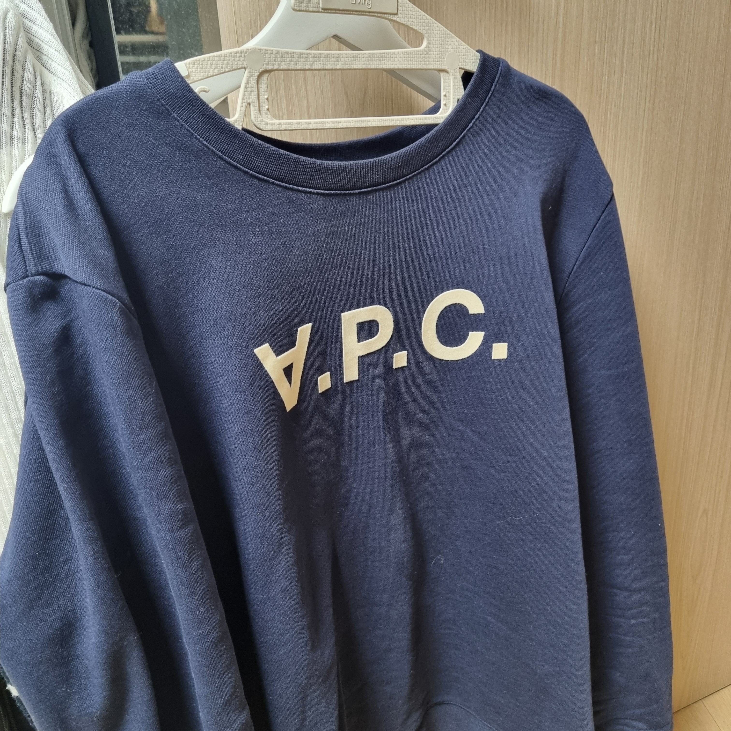 A.P.C. VPC Sweatshirt Dark Navy 착용 스타일