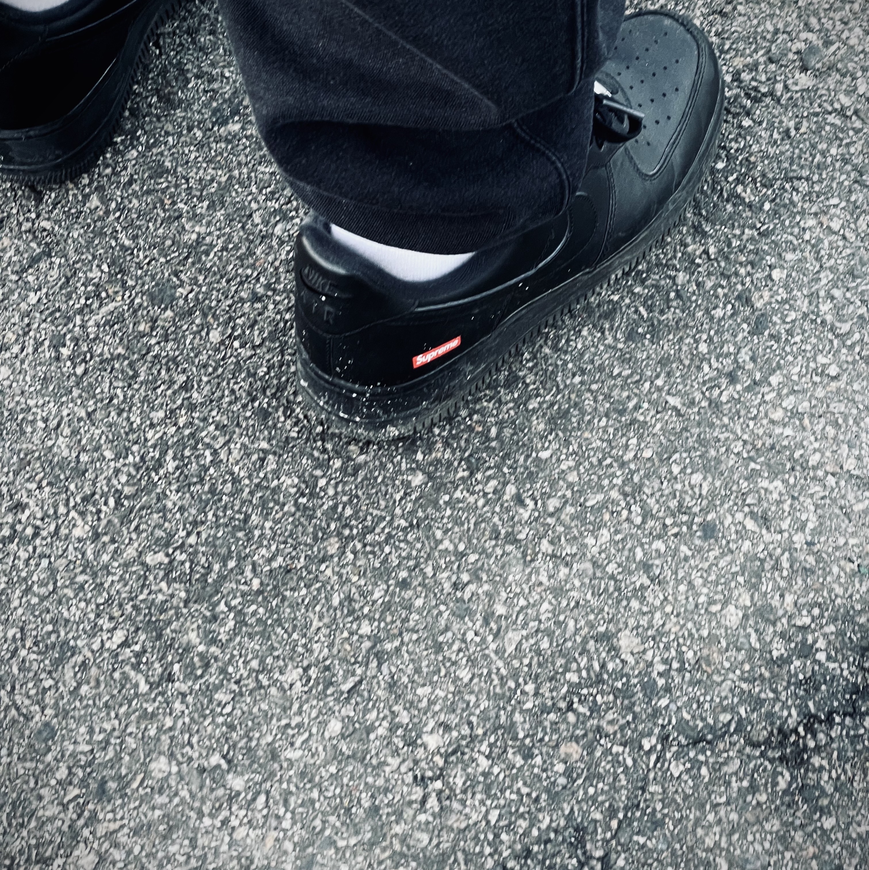 Nike x Supreme Air Force 1 Low Black 착용 스타일 - 1