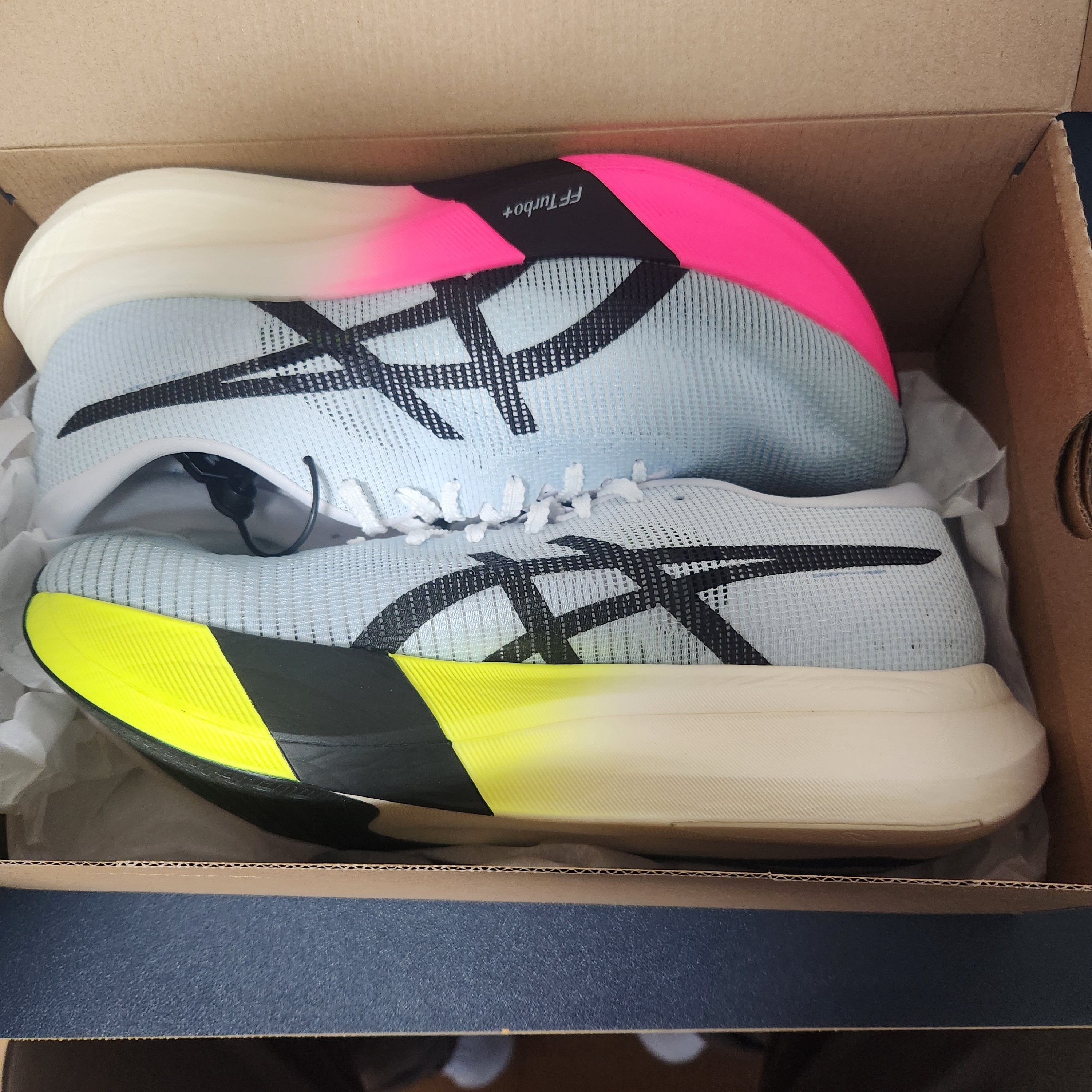 Asics Metaspeed Edge Paris Light Blue Black 착용 스타일 - 4