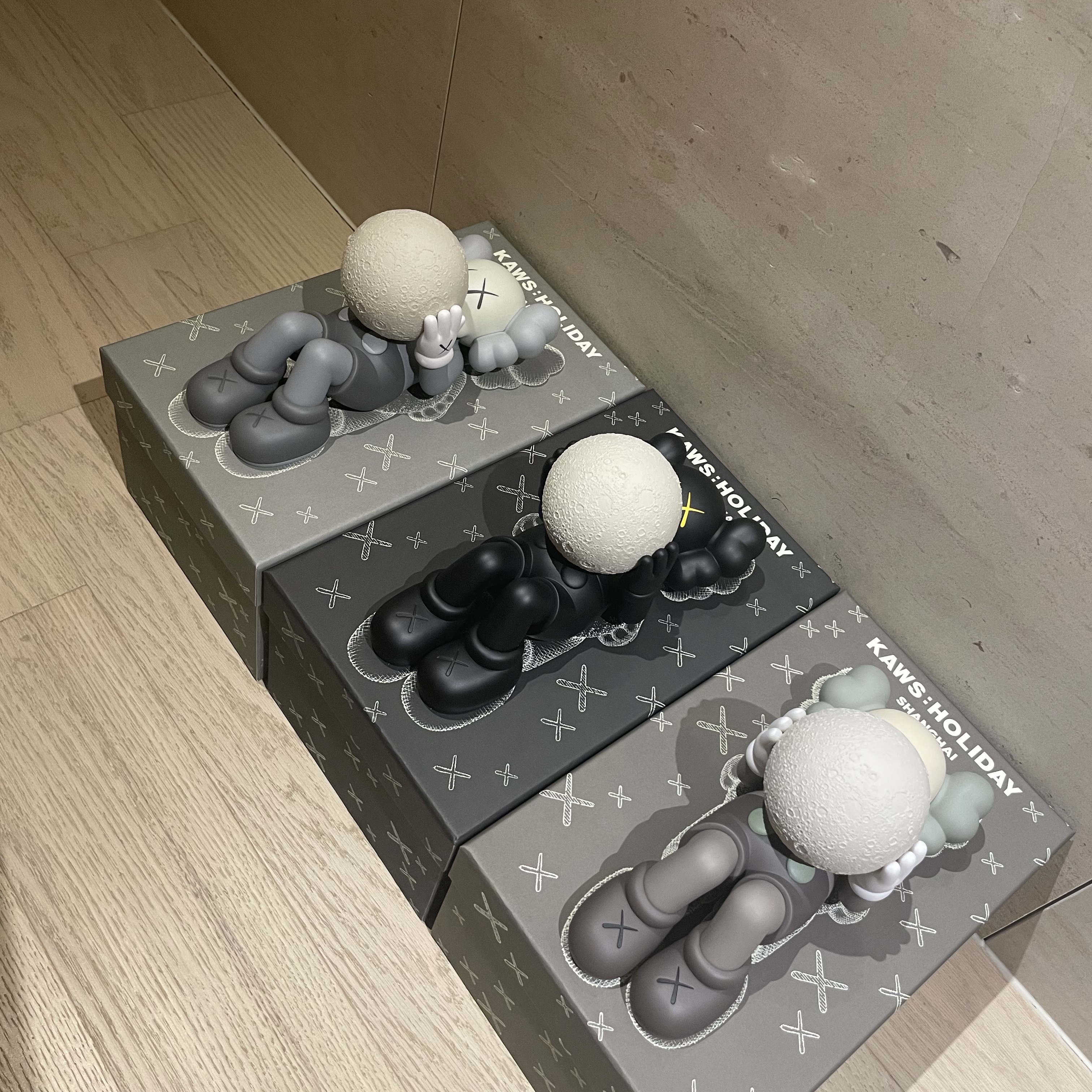 Kaws Holiday Singapore Vinyl Figure Brown 착용 스타일