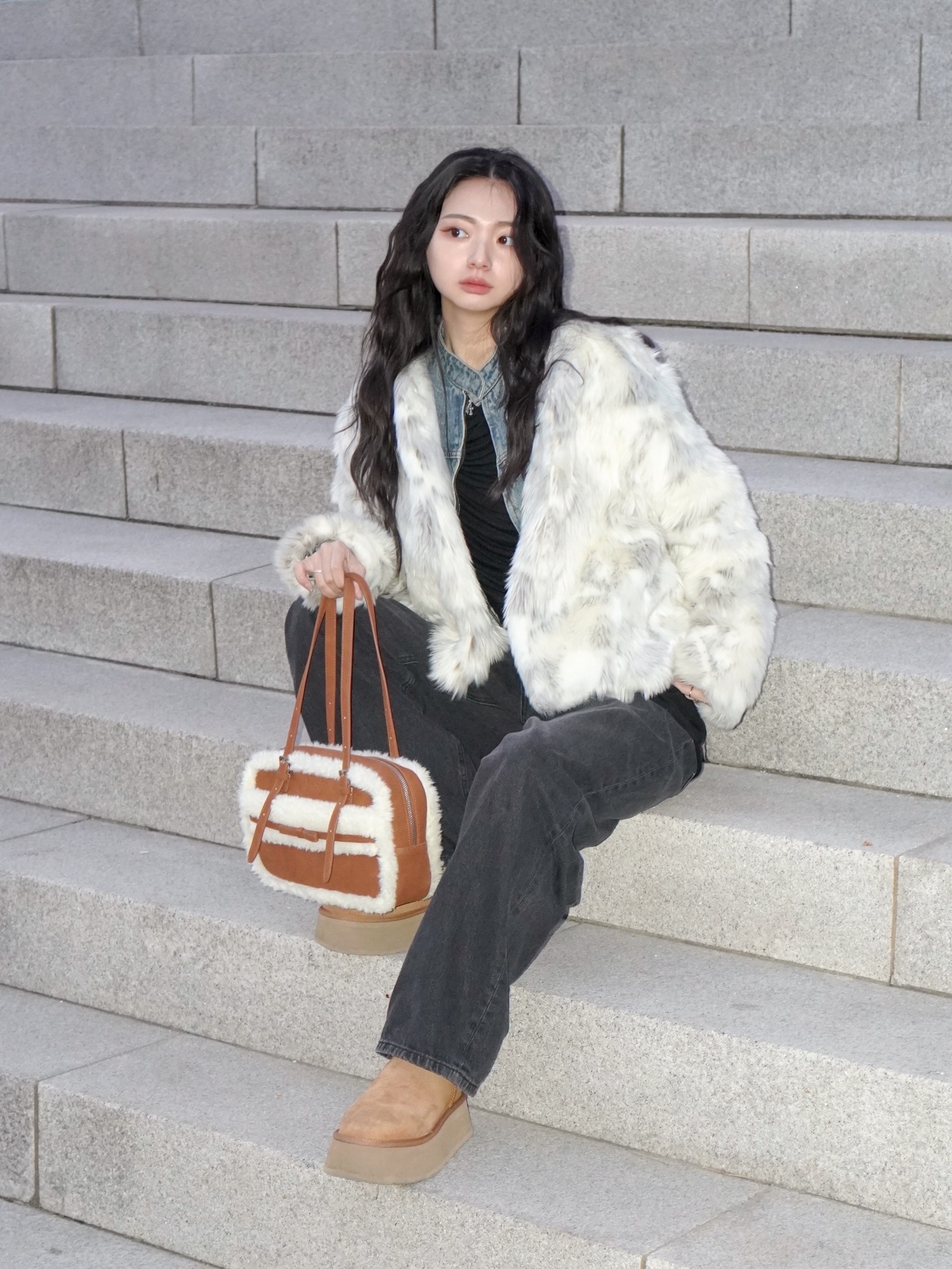 (W) UGG Classic Dipper Boots Chestnut, Hansroom Chrome Hearts Tiny CH cross Charm 착용 스타일 - 1