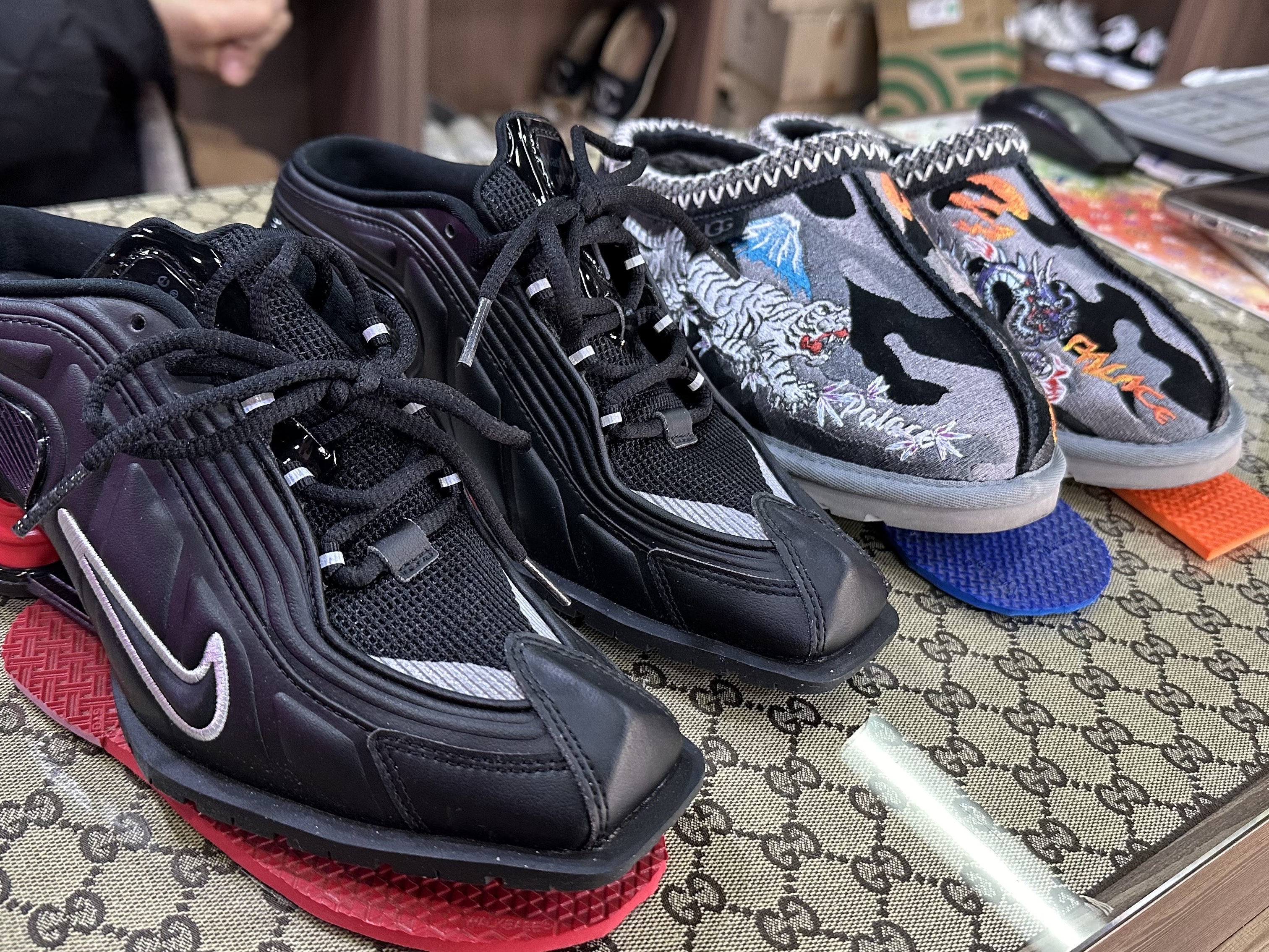 UGG x Palace Tasman Slipper Black Camo, Nike x Martine Rose Shox MR4 Black 착용 스타일