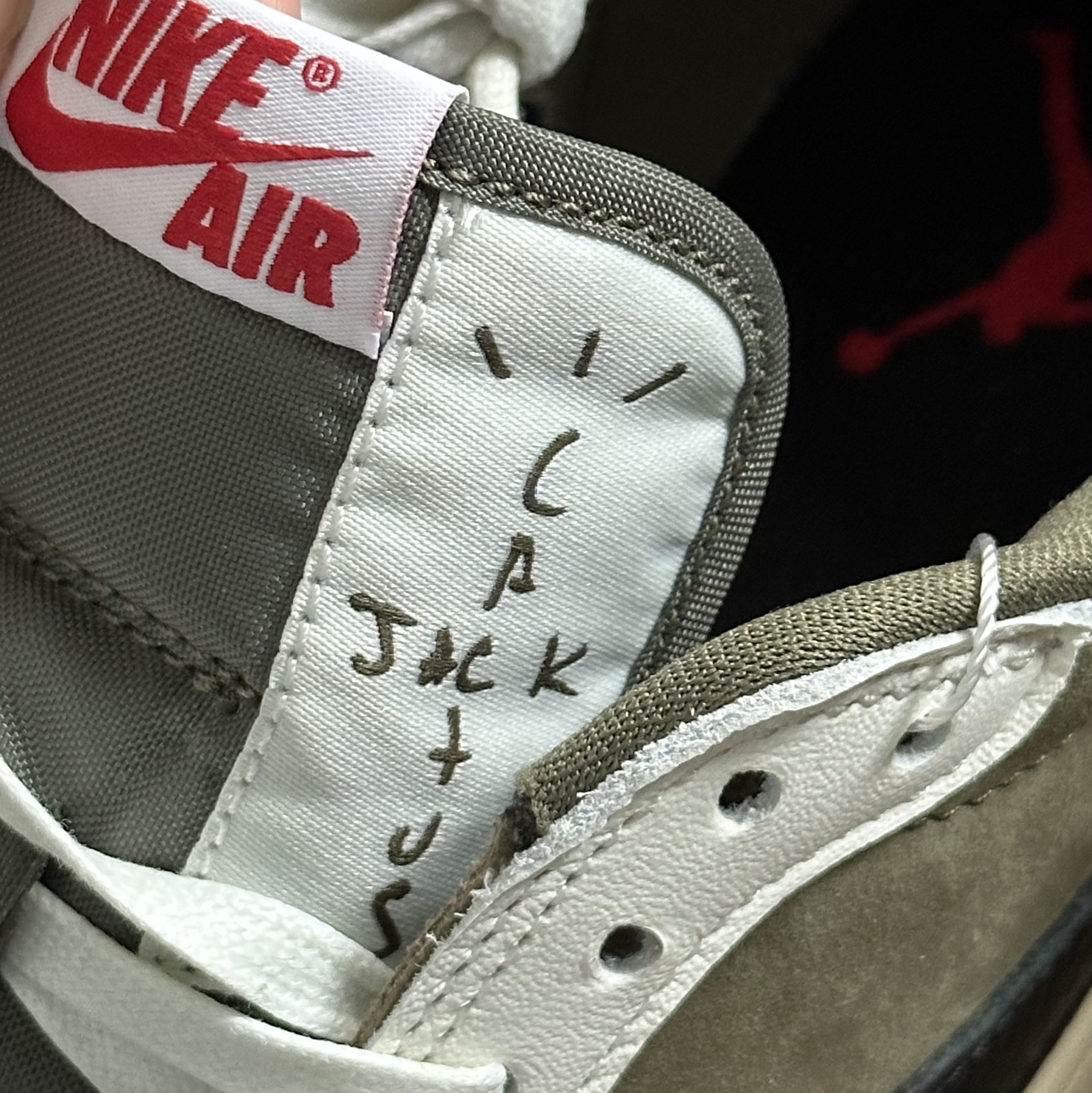Jordan 1 x Travis Scott Retro Low OG SP Reverse Olive 착용 스타일 - 2
