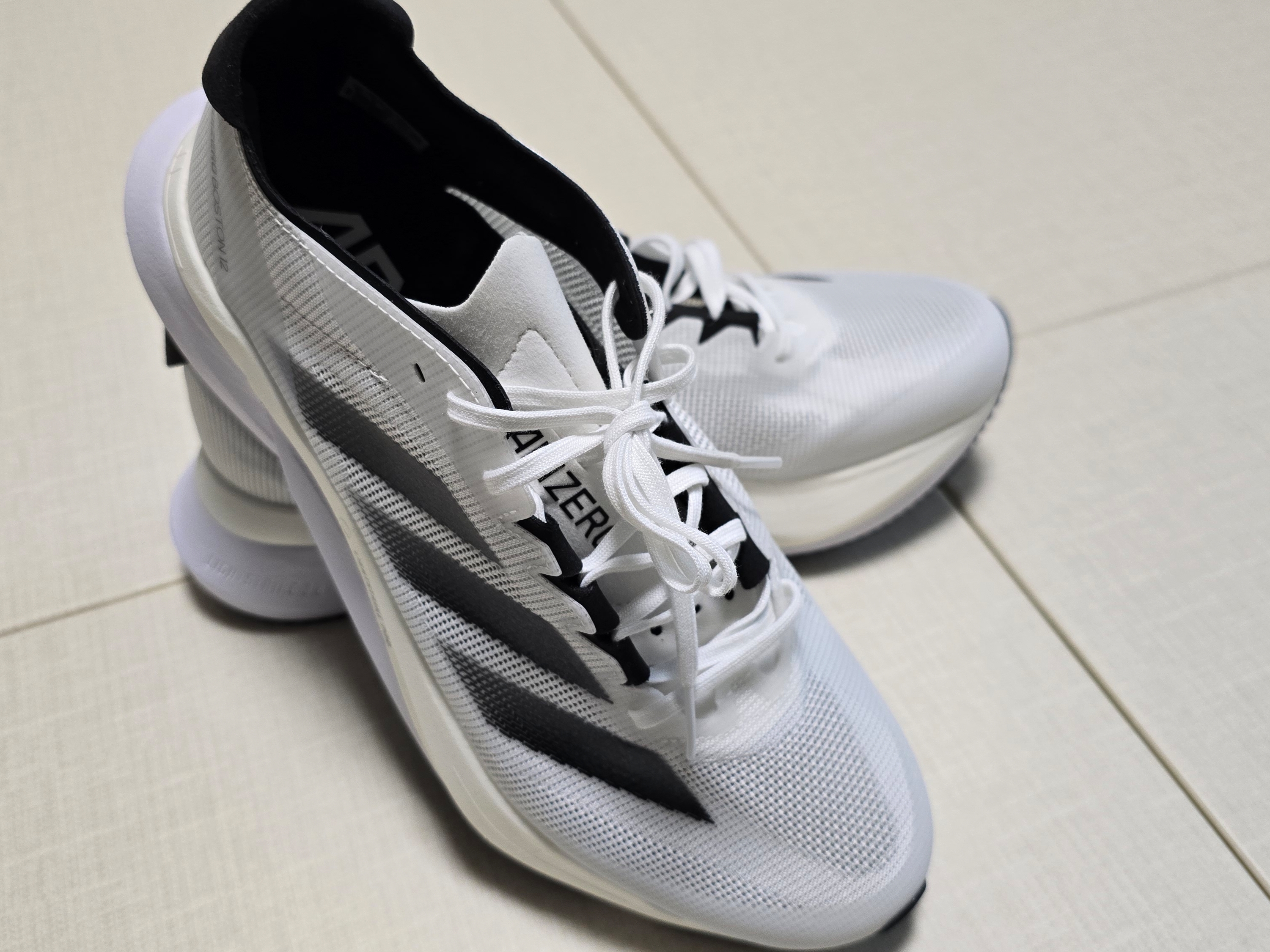 Adidas Adizero Boston 12 Cloud White Core Black Night Metallic 착용 스타일