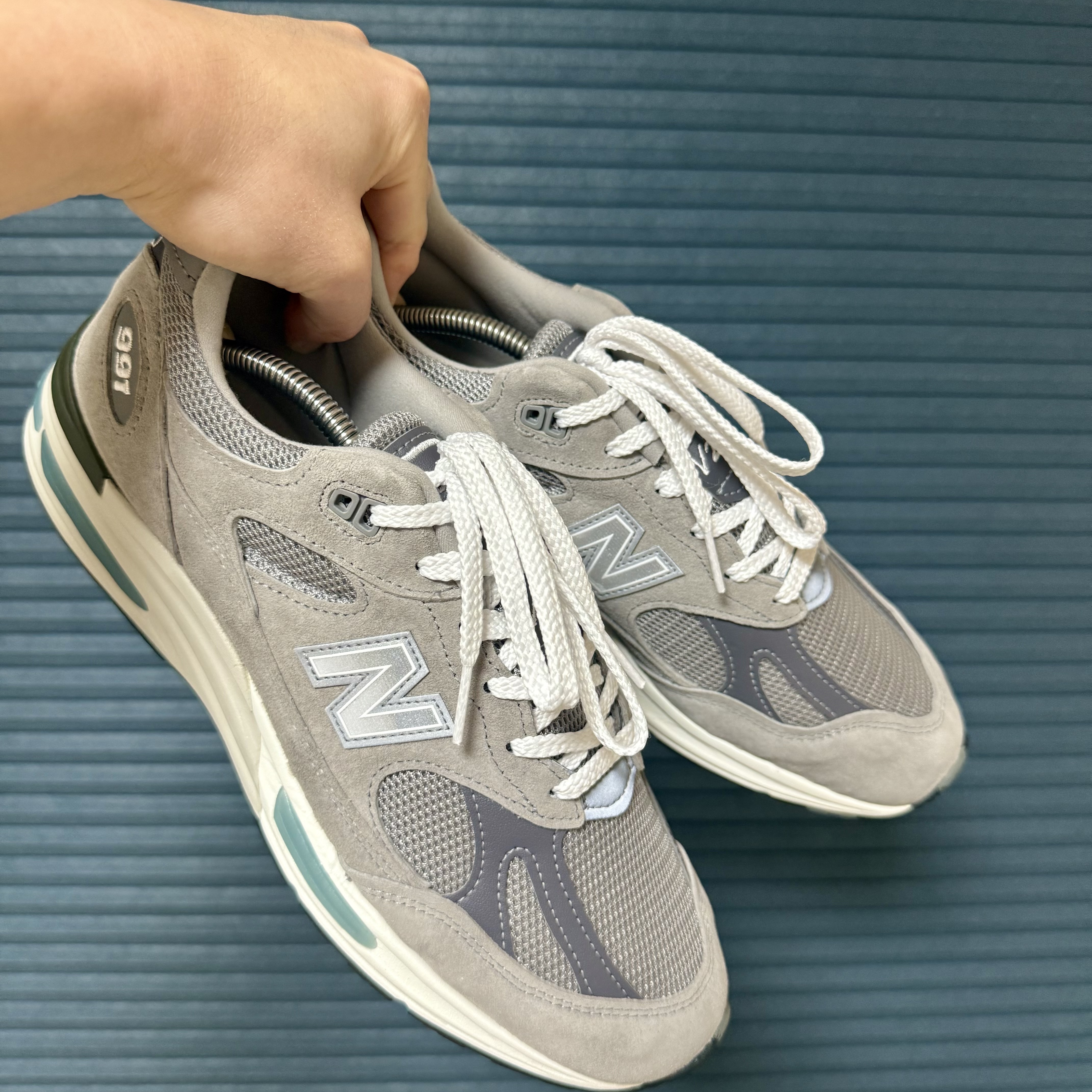 New Balance 991v2 Made in UK Rock Ridge Alloy Silver 착용 스타일