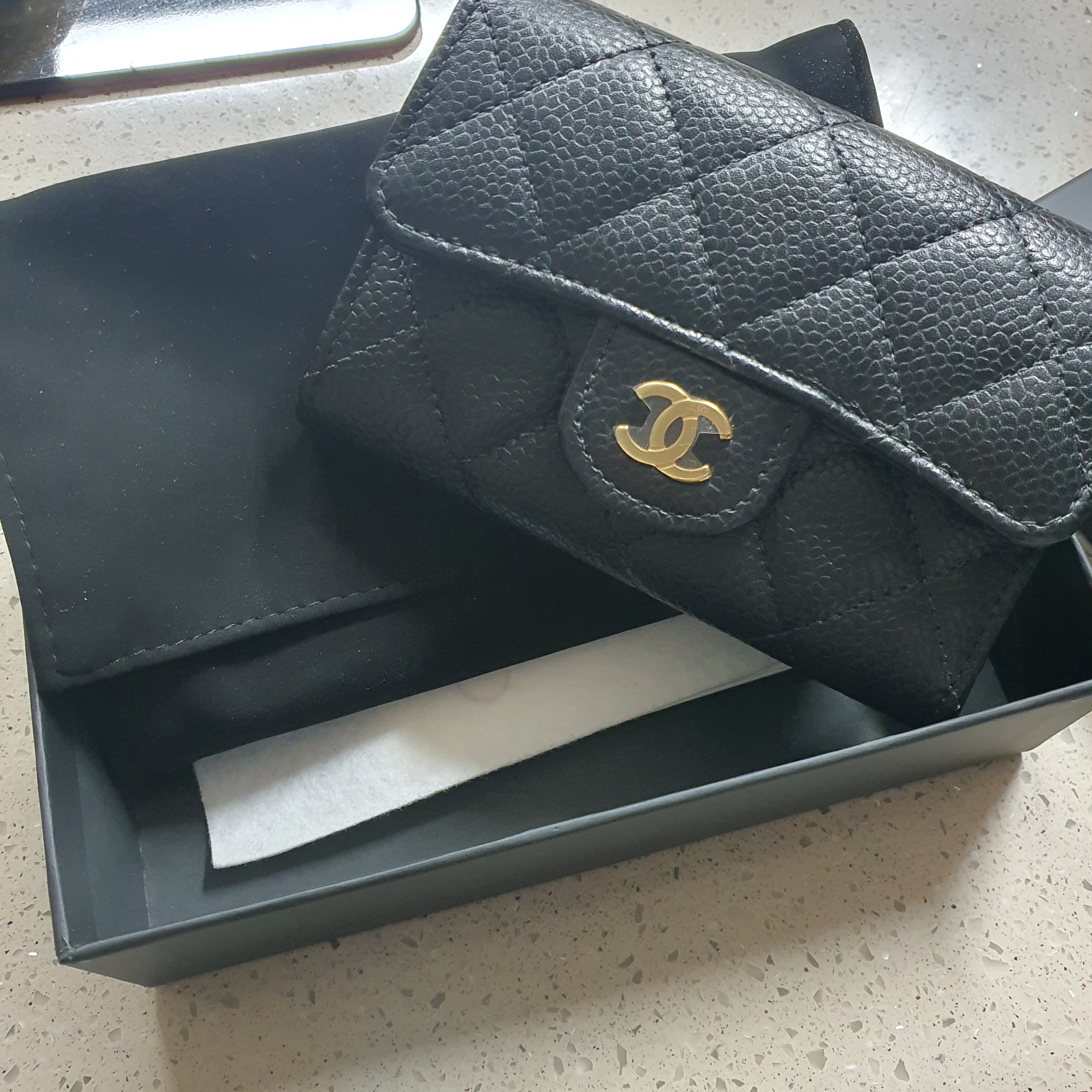 Chanel Classic Card Holder Grained Calfskin & Gold Black 착용 스타일