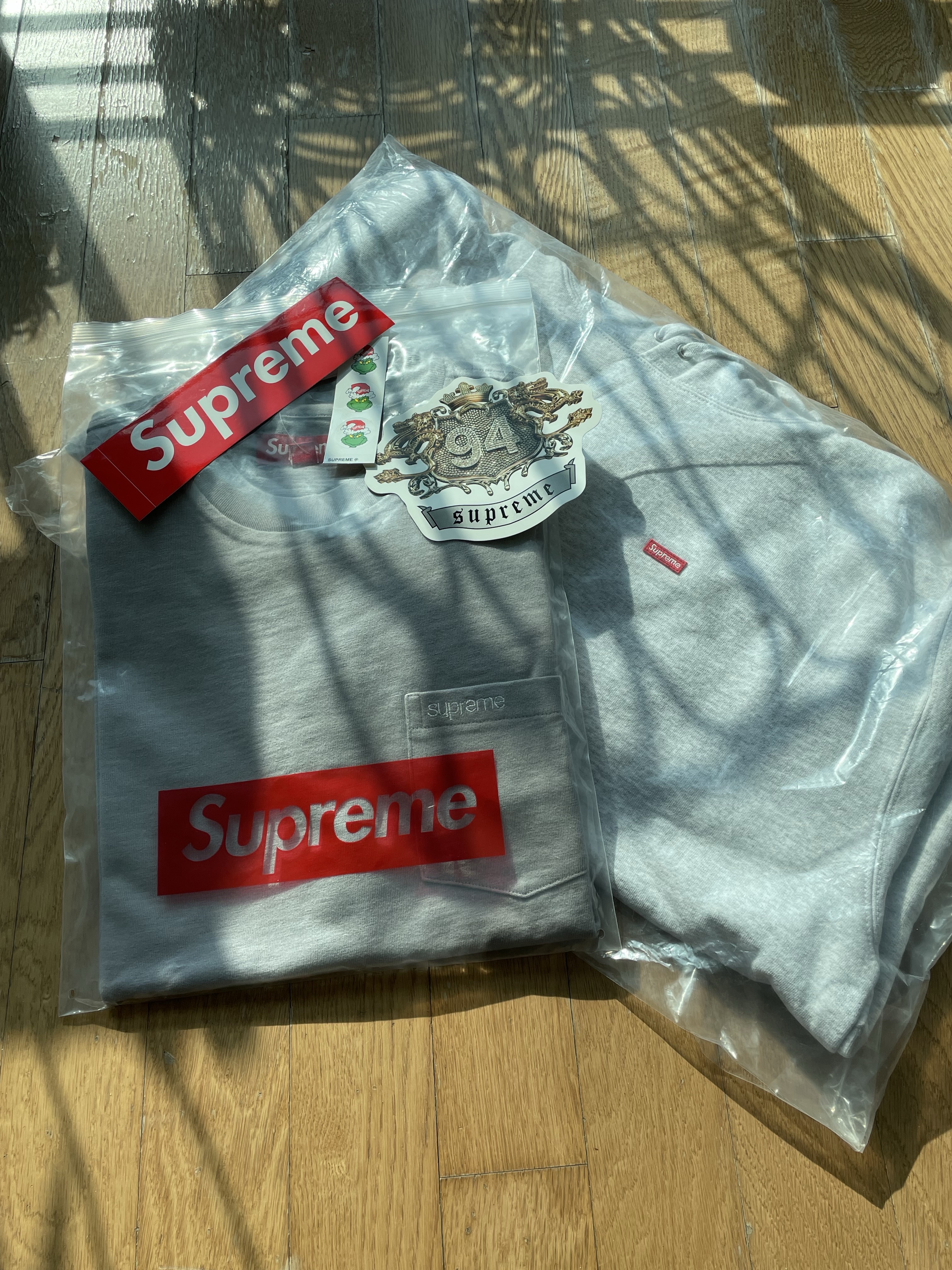 Supreme S/S Pocket T-Shirt Grey - 24FW, Supreme Small Box Hooded Sweatshirt Ash Grey - 24FW 착용 스타일