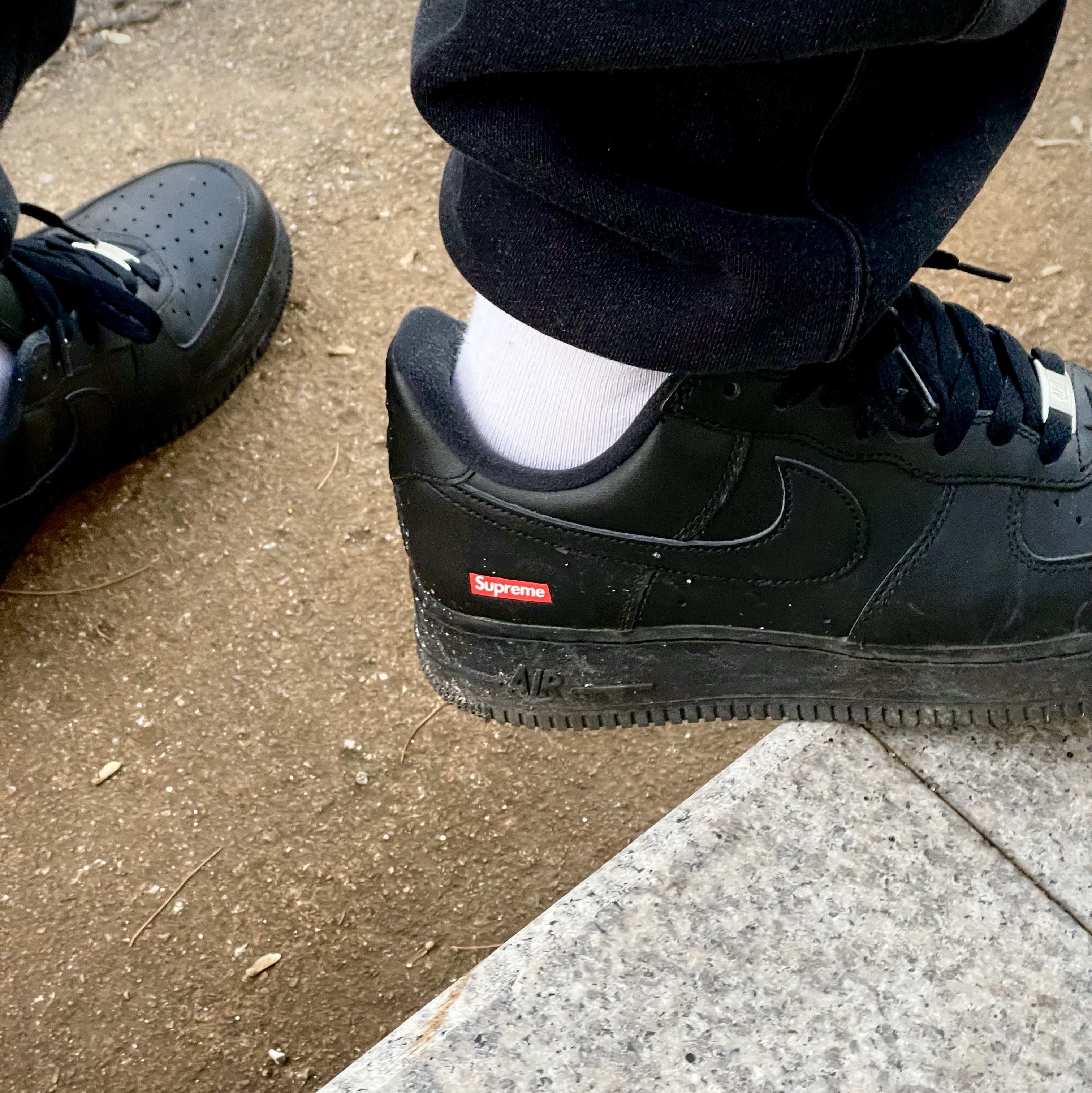 Nike x Supreme Air Force 1 Low Black 착용 스타일 - 2