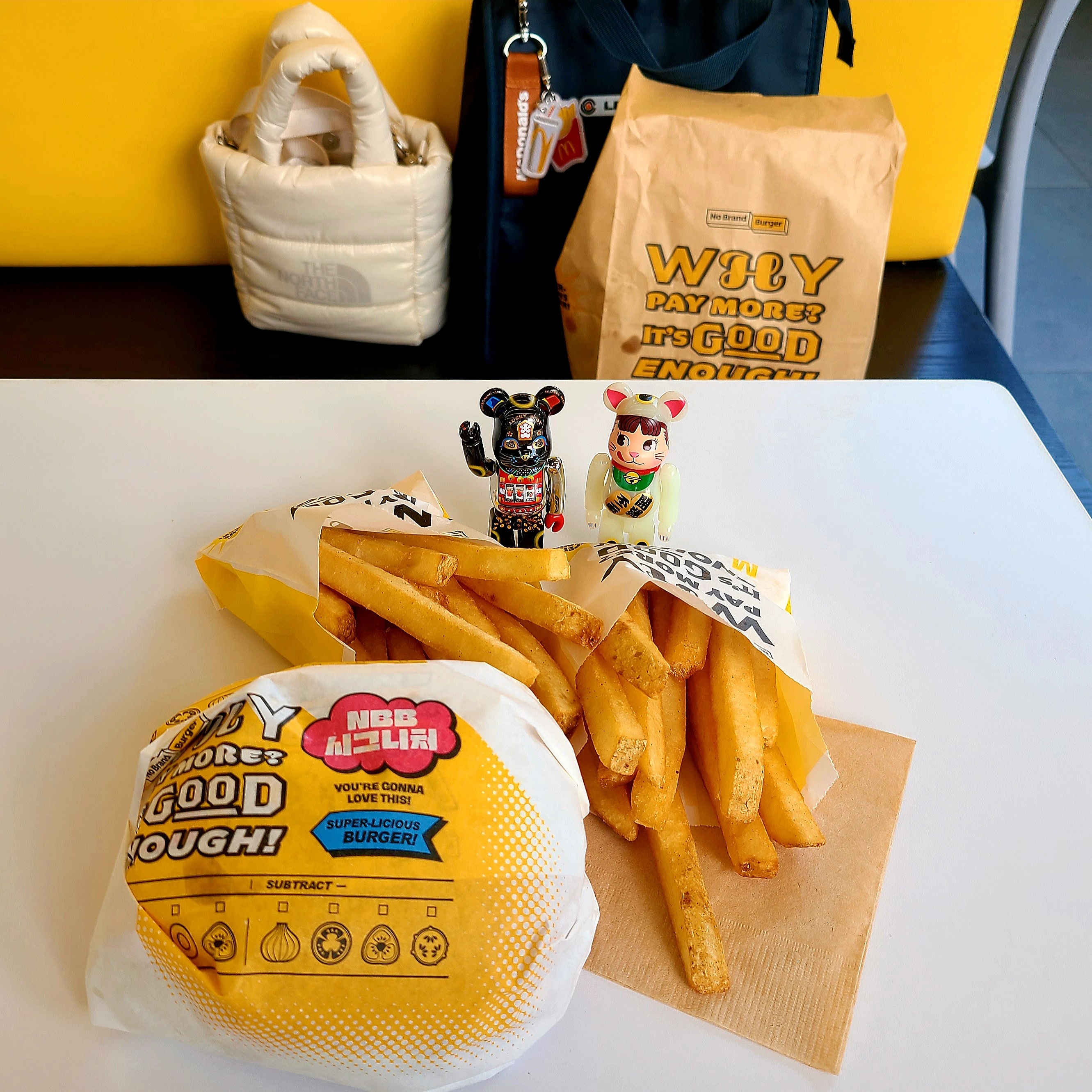 Bearbrick Lucky Cat Jackpot 400％, The North Face Plumpy Tote Bag Mini Cream 착용 스타일 - 3