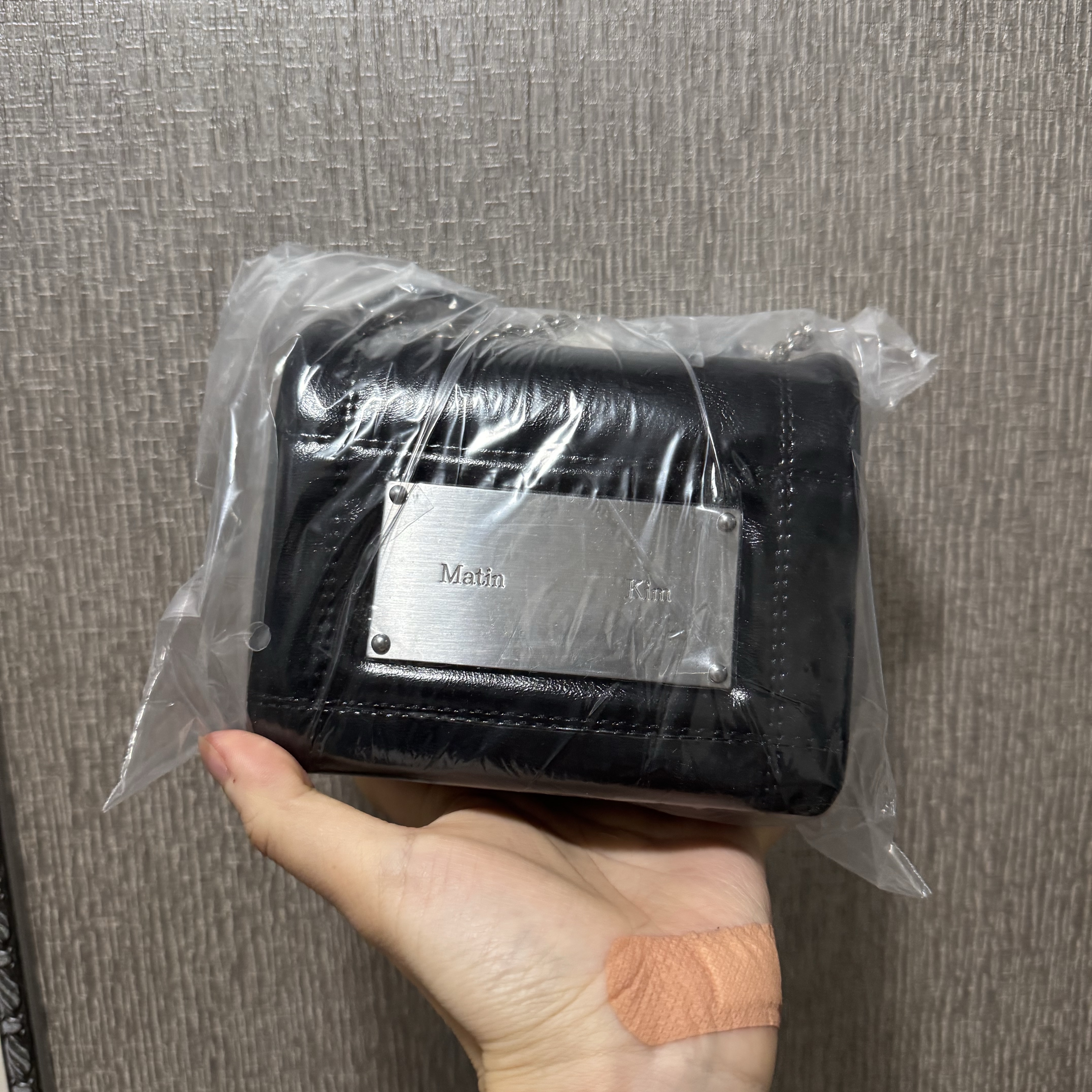 Matin Kim Classic Chain Quilting Mini Bag Black 착용 스타일