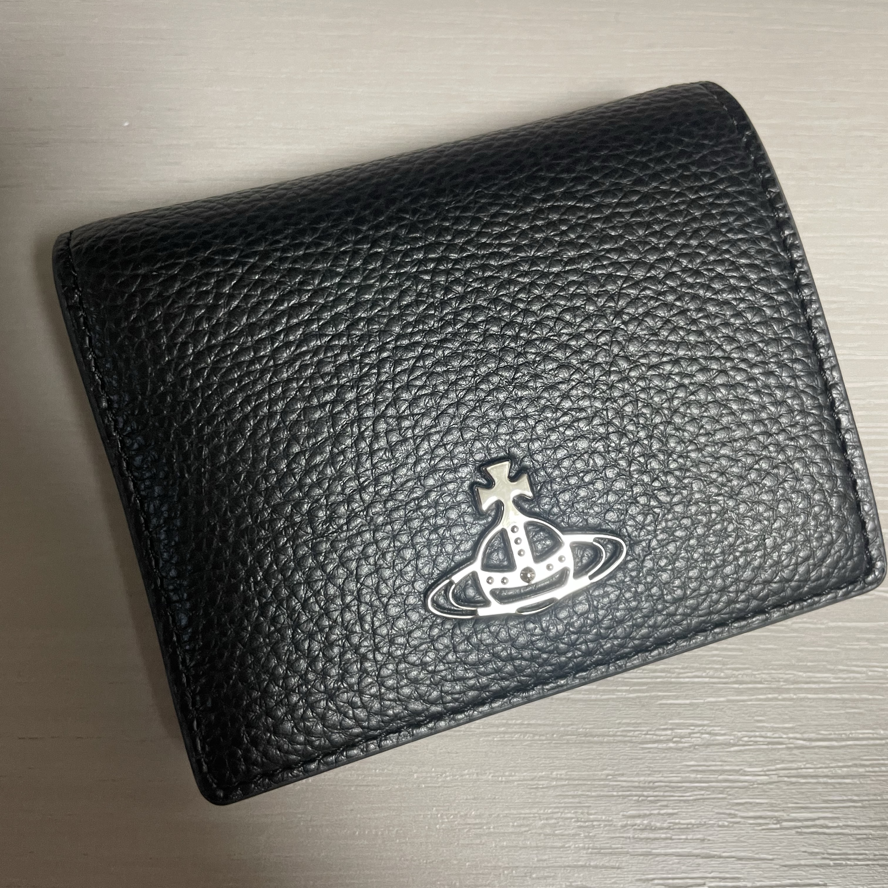 Vivienne Westwood Biogreen Grain Bi-Fold Wallet Black 착용 스타일