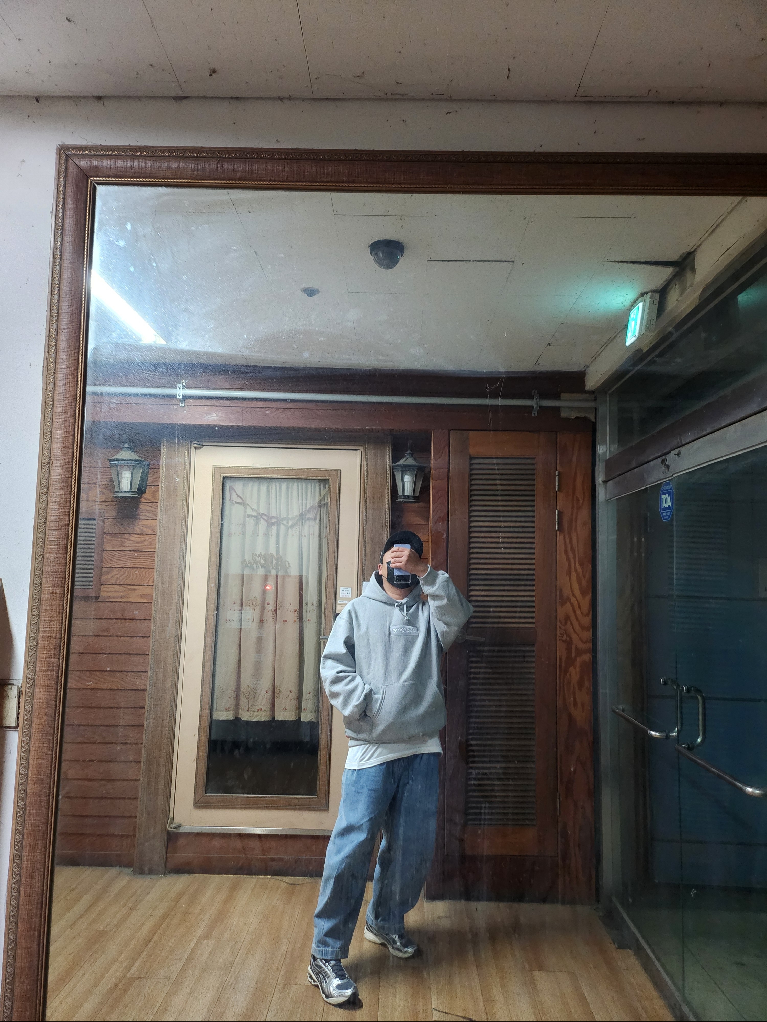 Supreme Box Logo Hooded Sweatshirt Heather Grey - 24FW, Asics Unlimited Gel-Kayano 14 Carrier Grey Black 착용 스타일 - 1