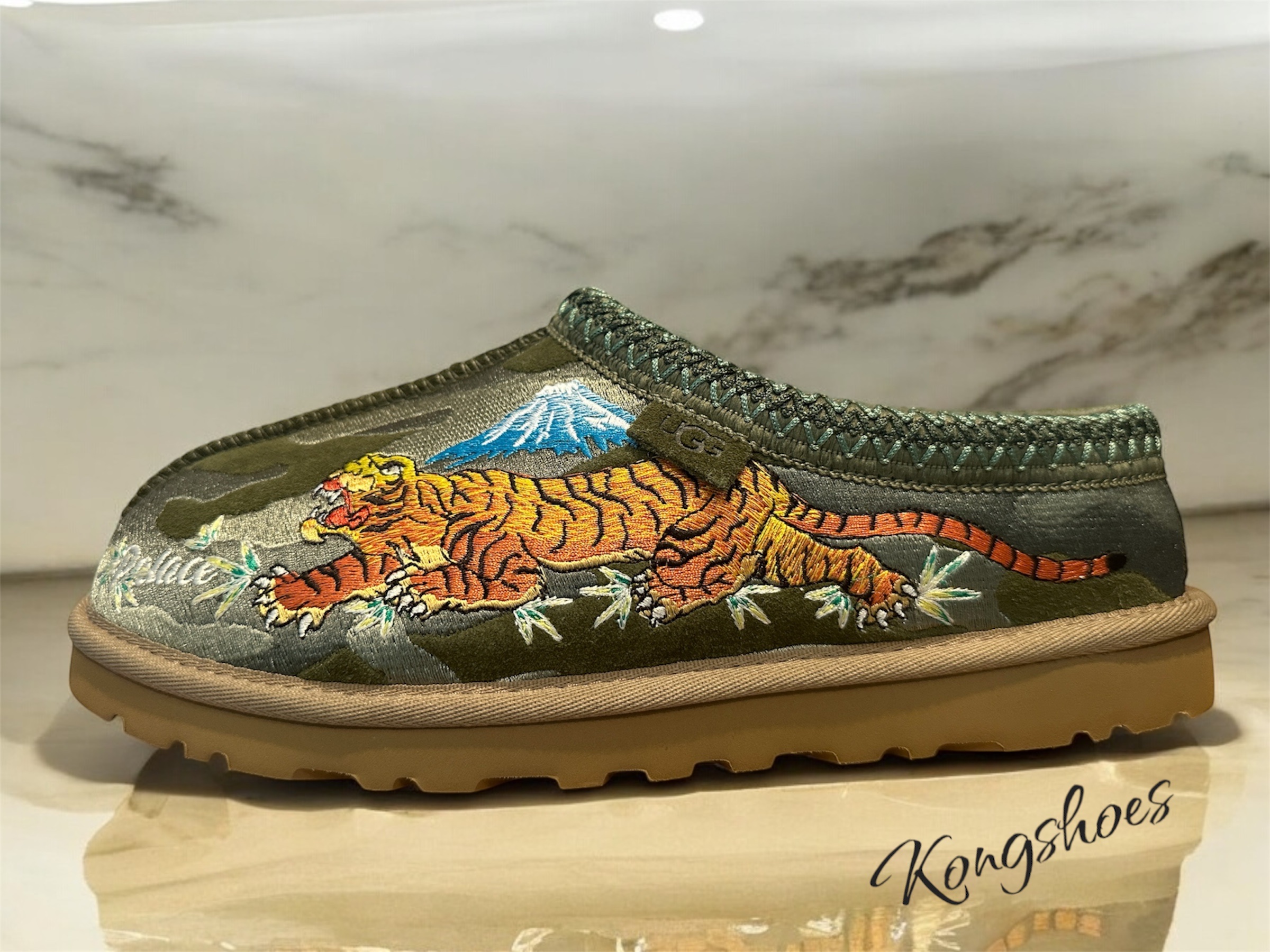 UGG x Palace Tasman Slipper Burnt Olive Camo 착용 스타일