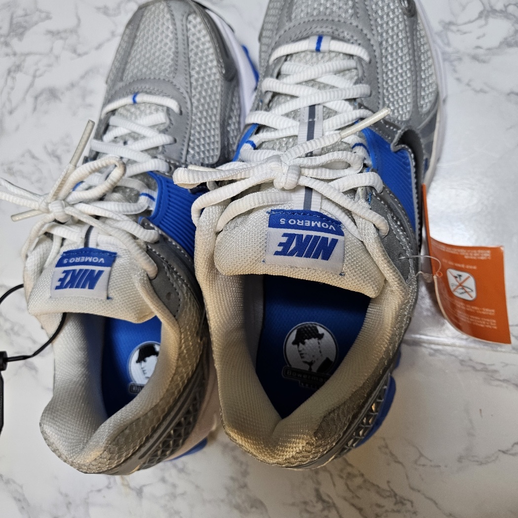 Nike Zoom Vomero 5 Metallic Silver Photo Blue 착용 스타일