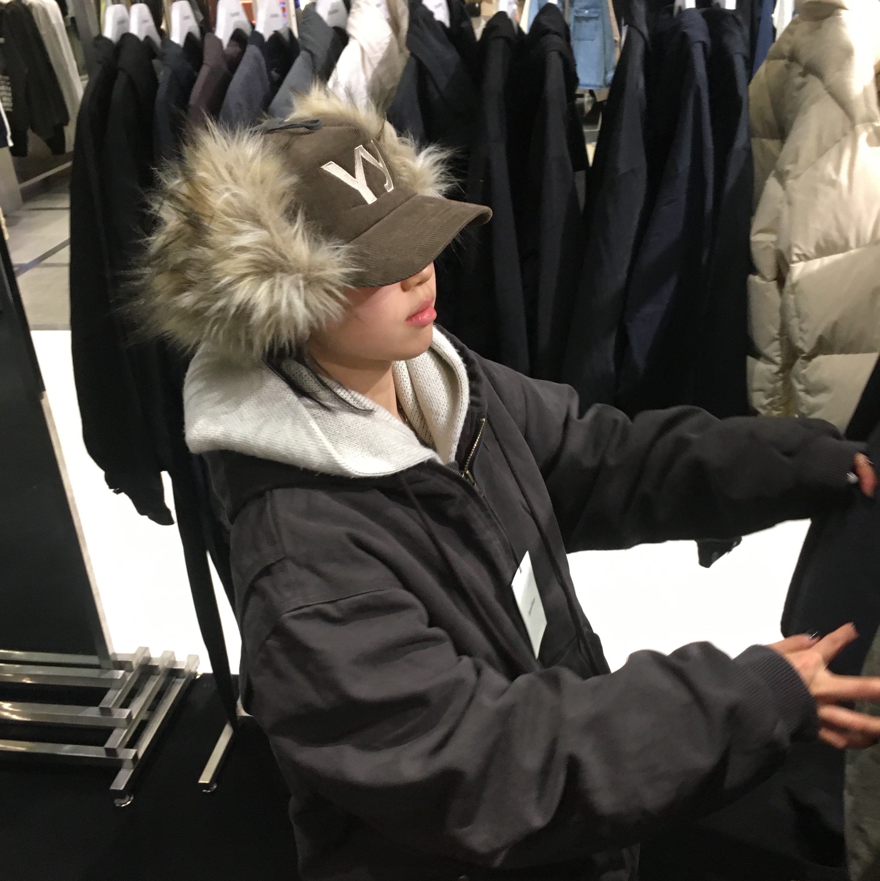 Open Yy Faux Fur Corduroy Earflap Cap Khaki 착용 스타일 - 2