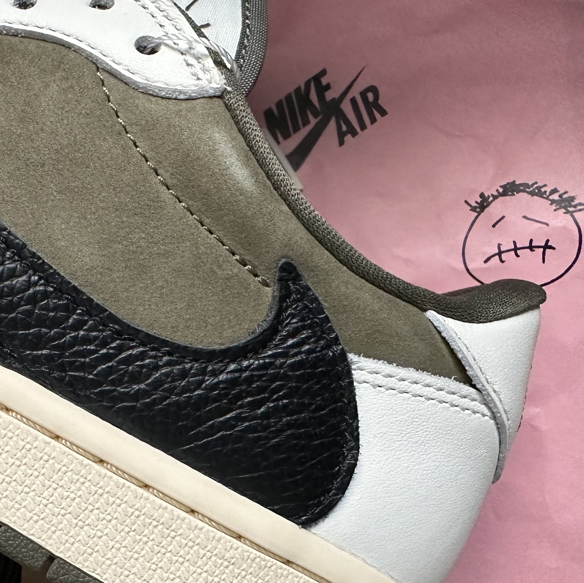 Jordan 1 x Travis Scott Retro Low OG SP Reverse Olive 착용 스타일 - 1