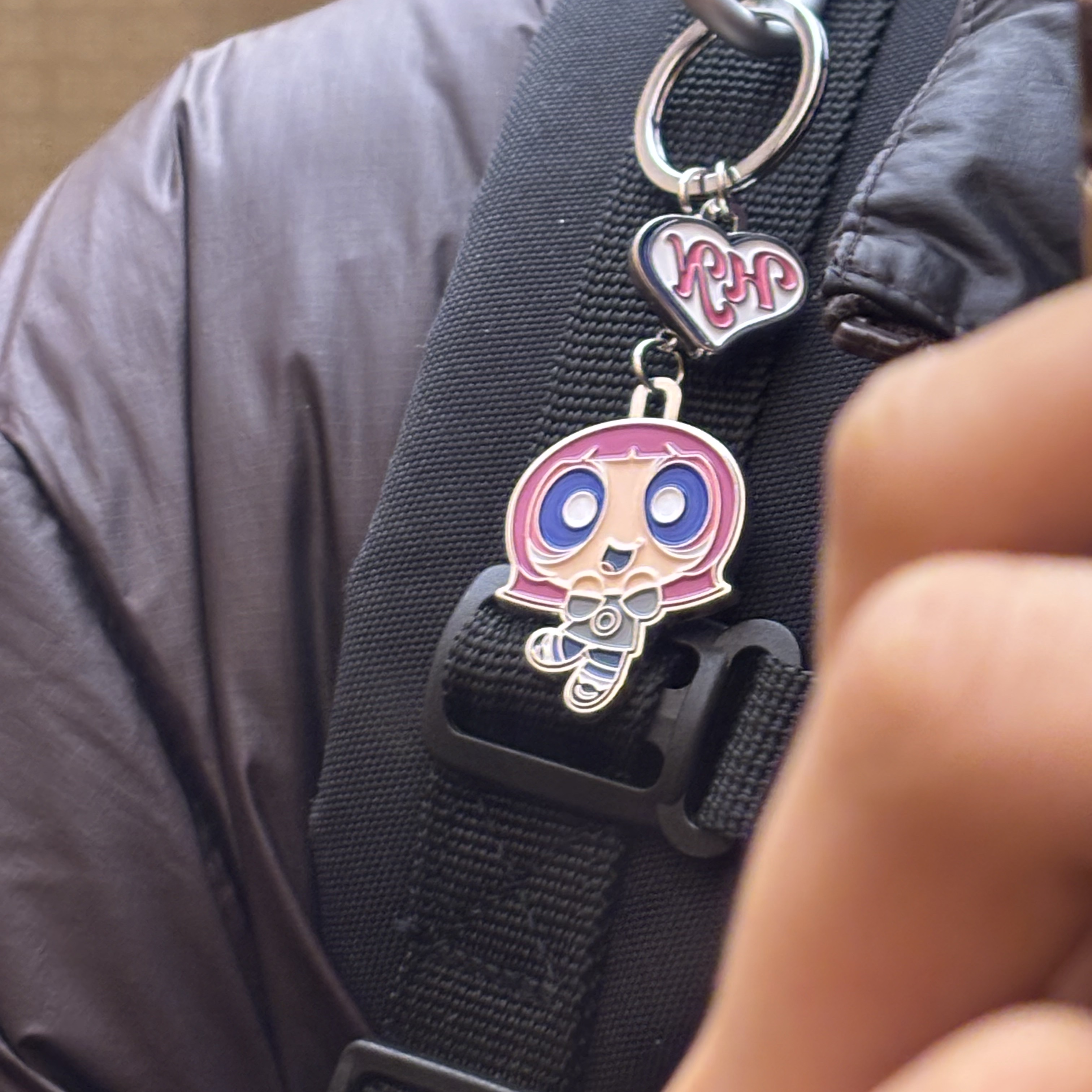 NewJeans x The Power Puff Girls Metal Keyring Hanni, Carhartt WIP Kickflip Backpack Black 착용 스타일