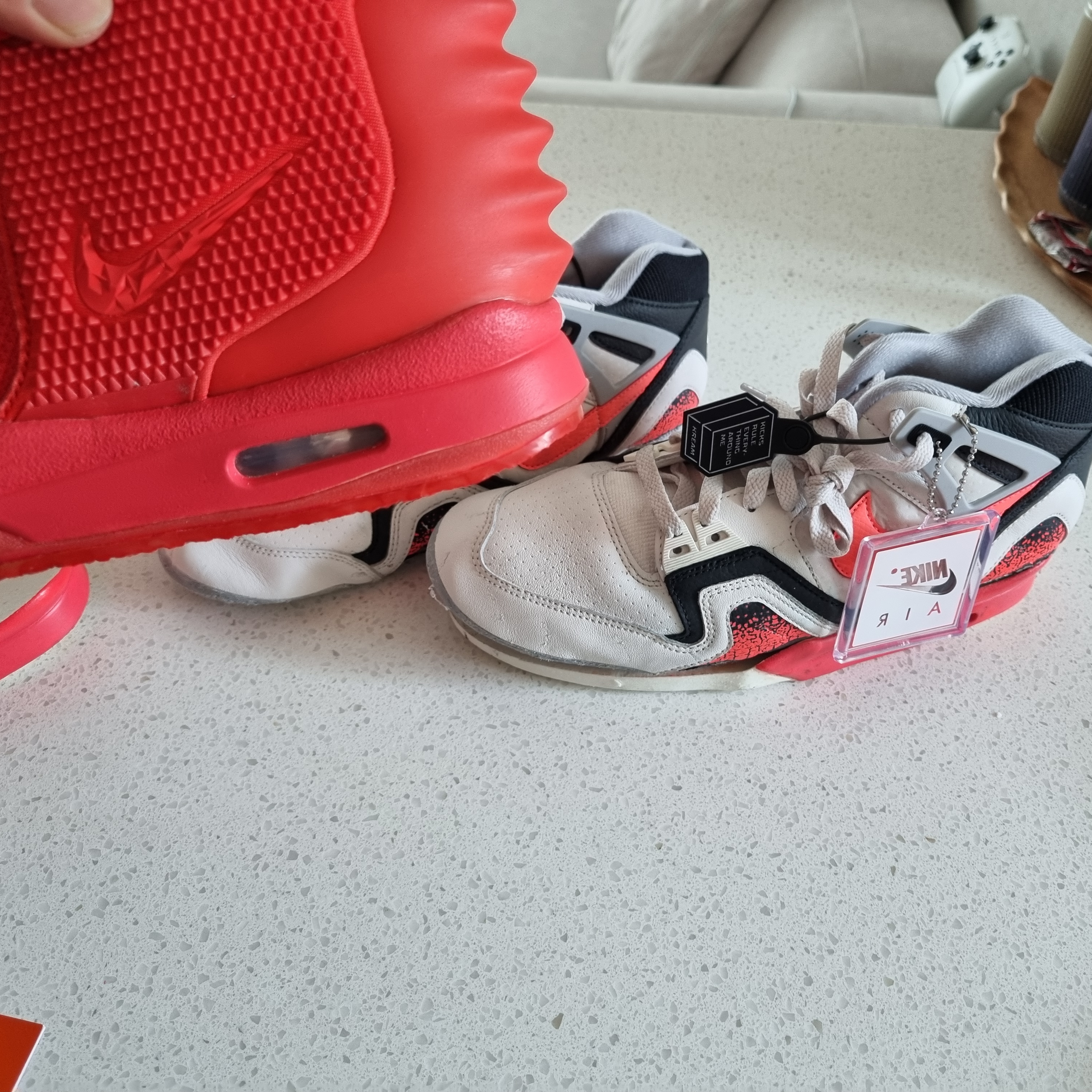 Nike Air Tech Challenge II Hot Lava 2024, Nike Air Yeezy 2 Red October 착용 스타일