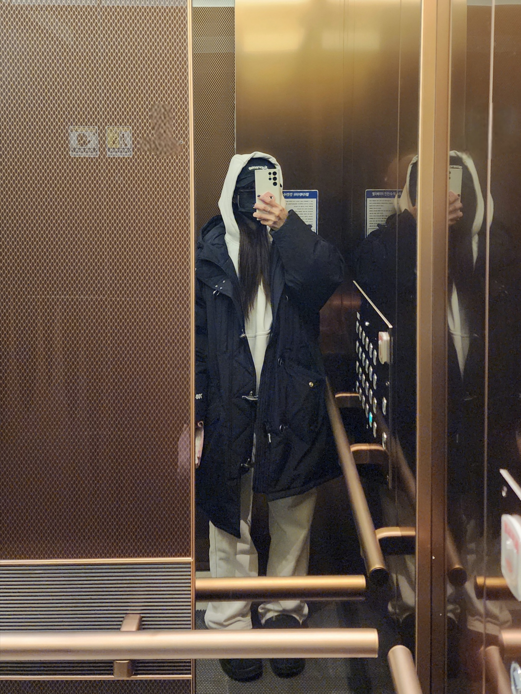 Adidas Puffylette Core Black Pulse Amber, Supreme Gore-Tex 700-Fill Down Clip Parka Black - 23FW 착용 스타일