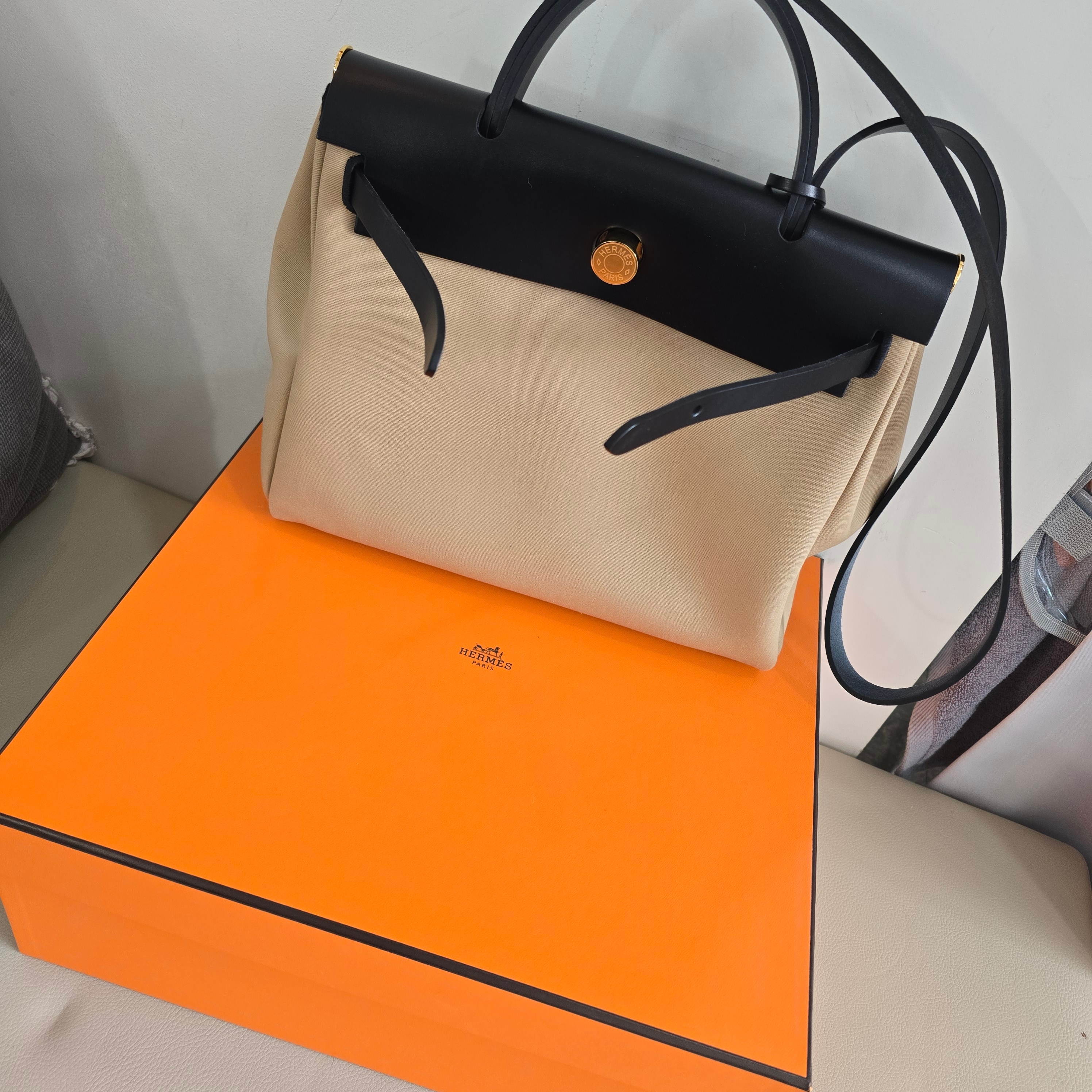 Hermes Herbag Zip 31 Bag Retourne Canvas & Gold Trench Noir 착용 스타일
