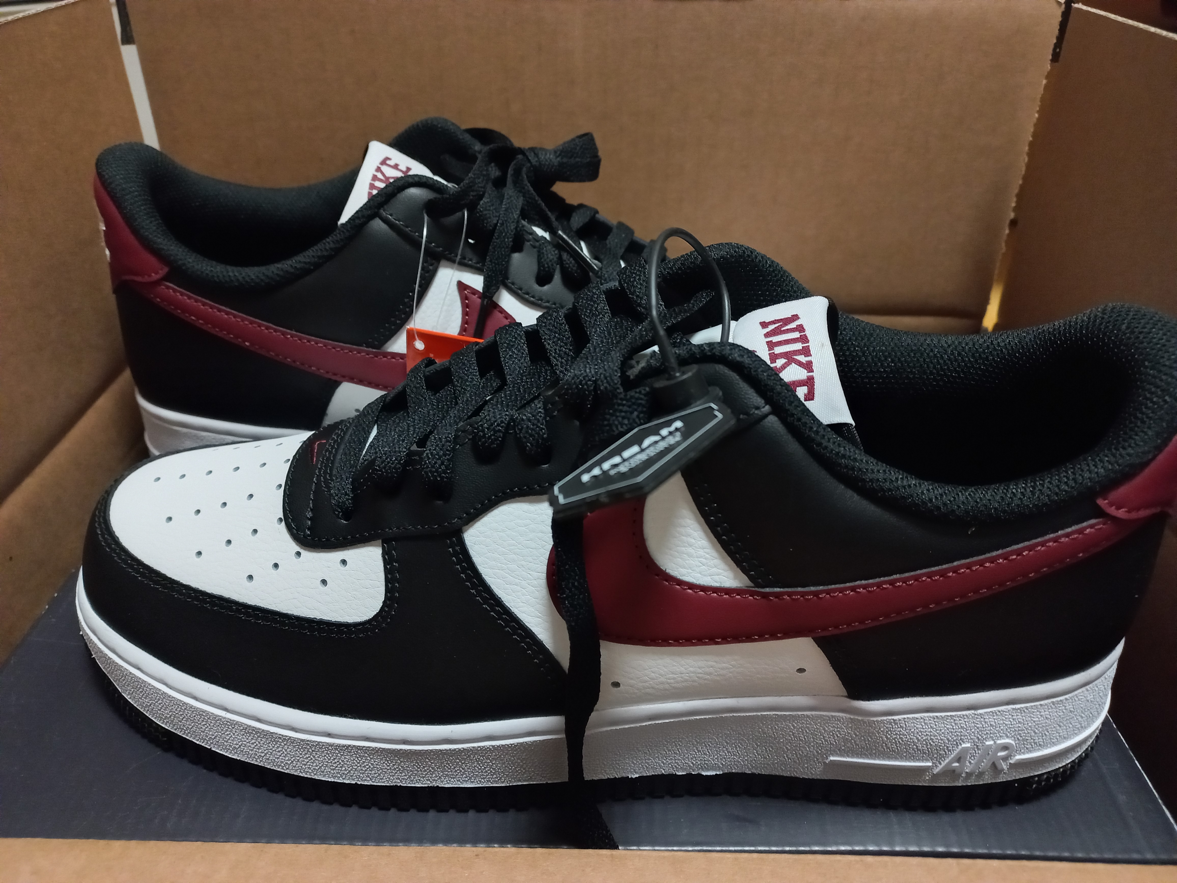 Nike Air Force 1 '07 Black Dark Team Red 착용 스타일