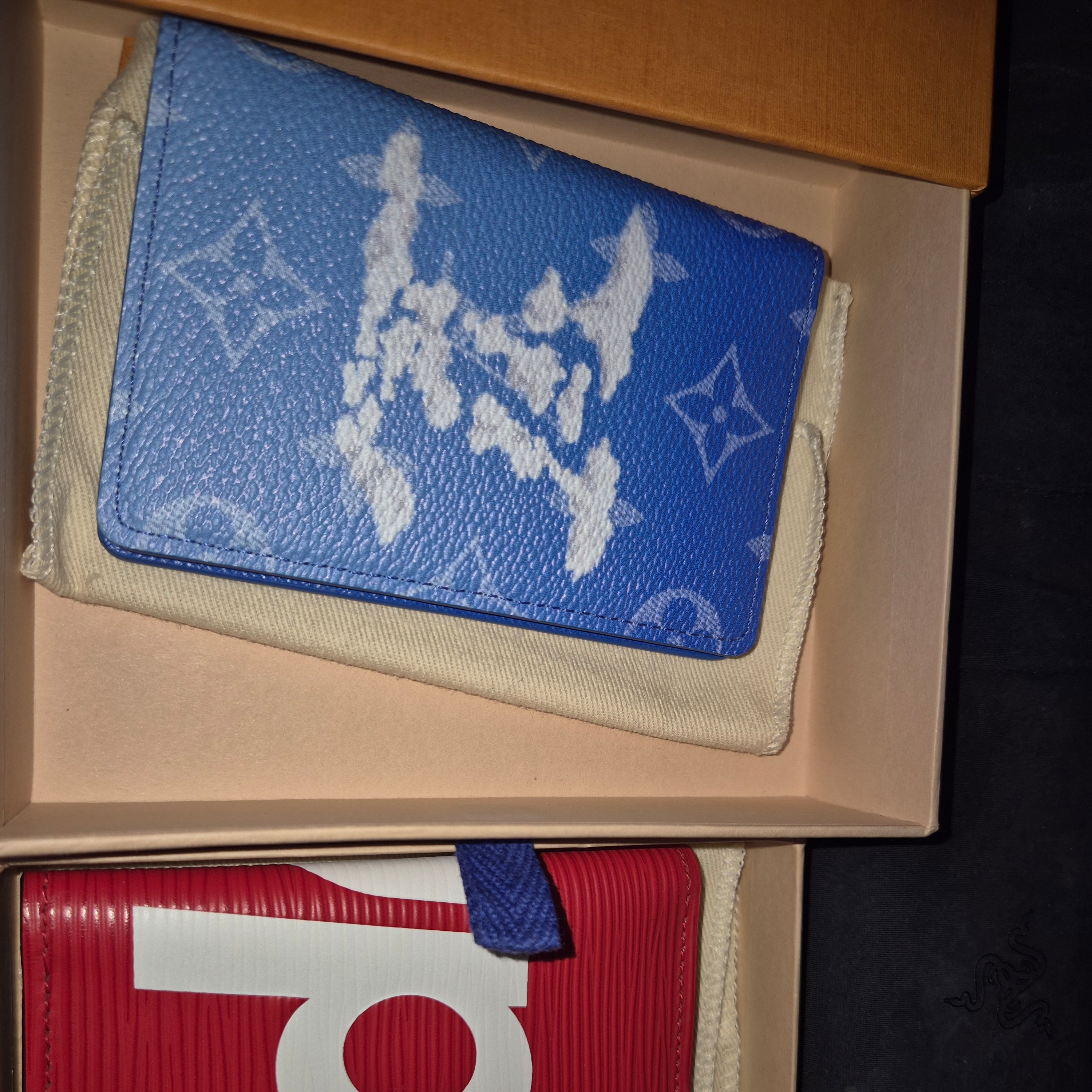 Louis Vuitton Pocket Organizer Cloud Monogram 착용 스타일 - 3
